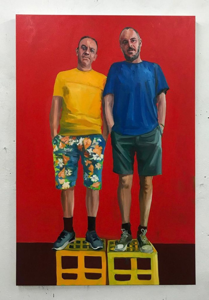 Gemälde von Richard Klammer, zwei Männer stehen, die Hände in den Hosentaschen auf Bierkisten, sie tragen kurze Hosen und T-Shirts
