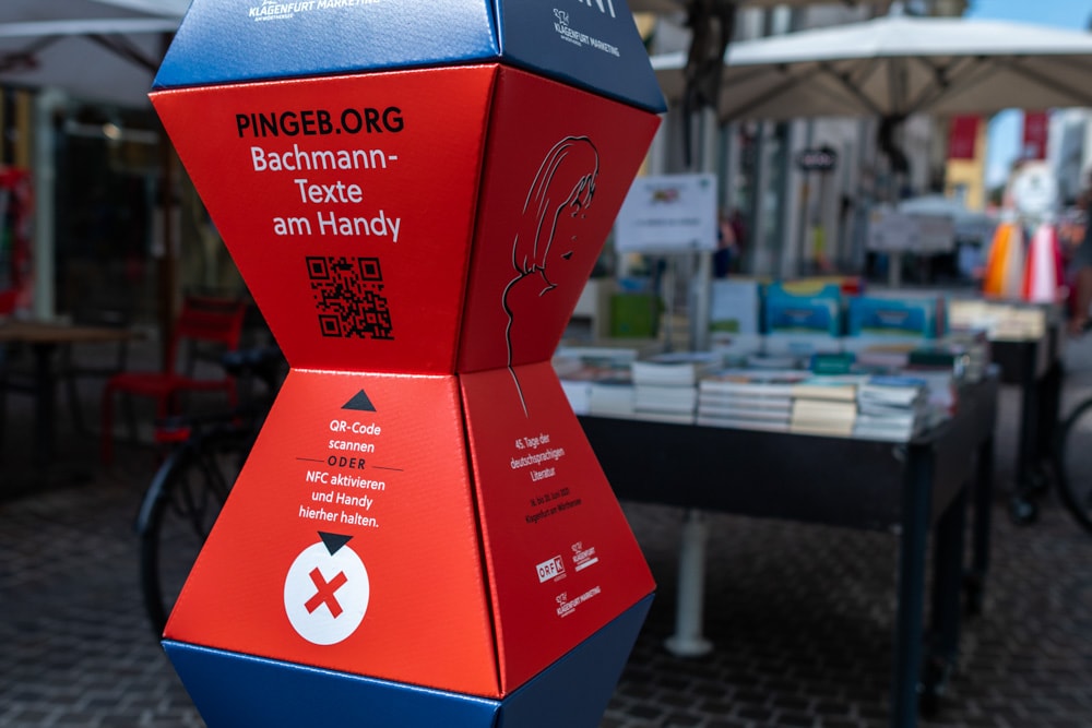 pingeb.org Bachmann Stele zum Scannen des Programms Salon Inge und zum Mitlesen der Texte der Literatinnen