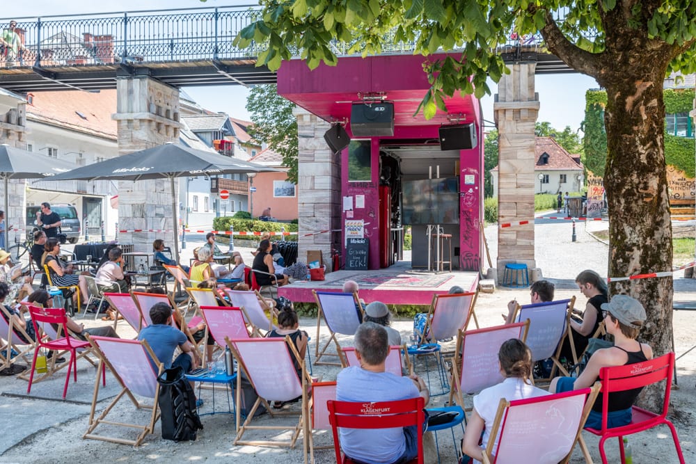 Public Viewing Bachmannpreis im Lendhafen in Klagenfurt, die Besucherinnen sitzen in den Bachmann Liegestühlen