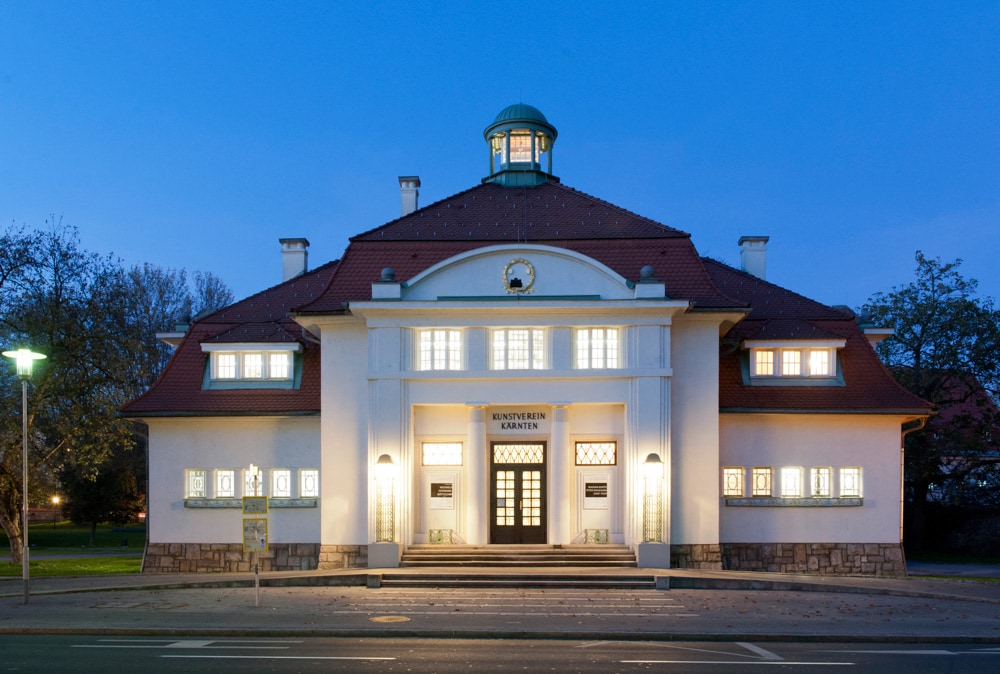 Künstlerhaus Kärnten bei Nacht in Klagenfurt im Oktober