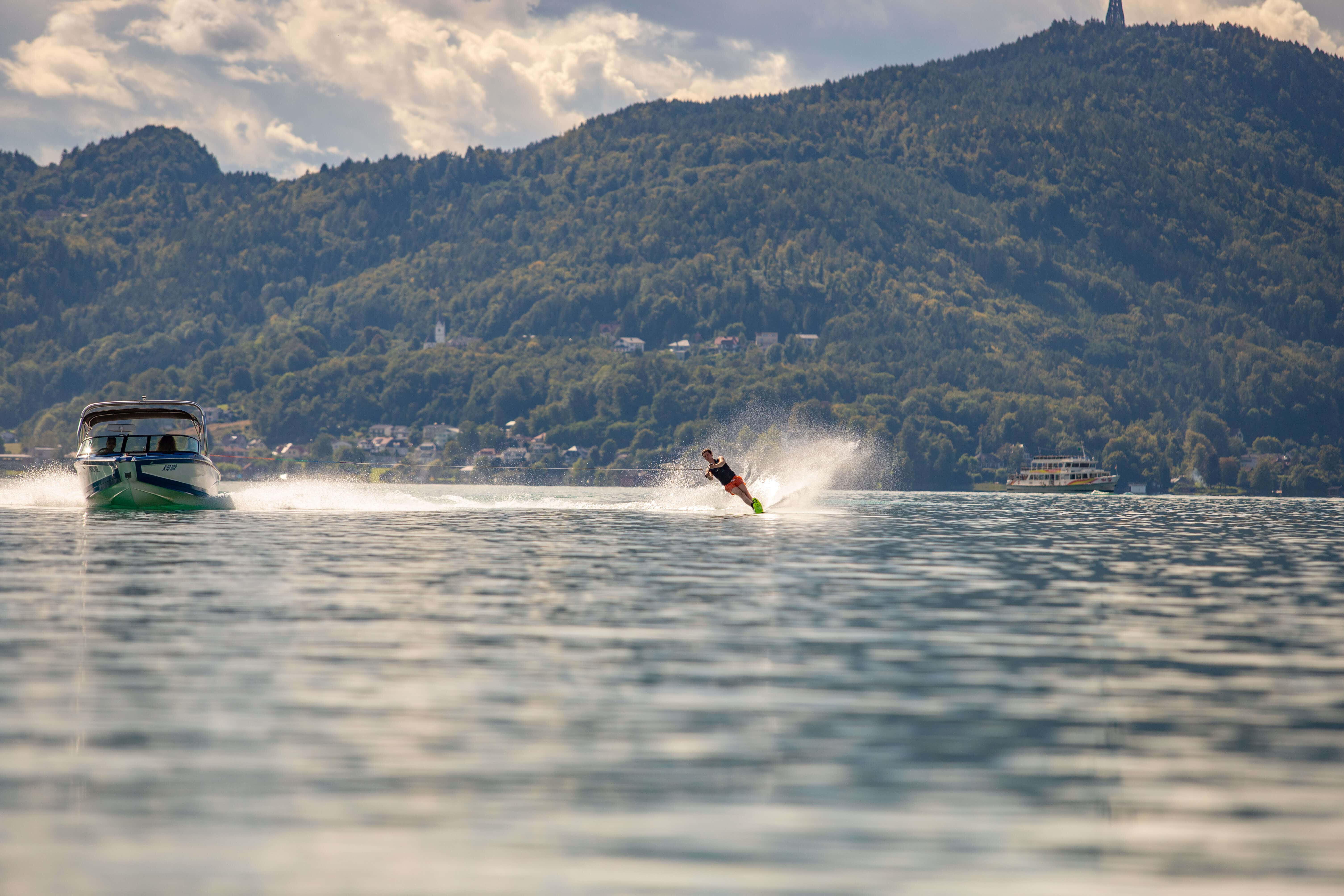 Person beim Wasserskifahren am Wörthersee