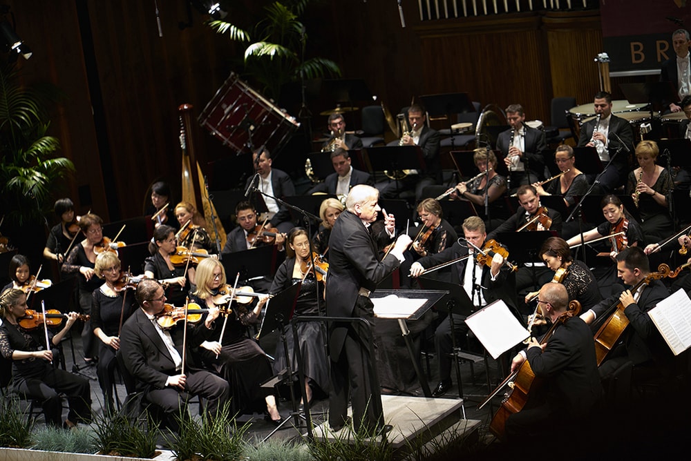 Orchester mit Streichern und Bläsern beim Klassik Konzert im Rahmen des Wörthersee Classics Festivals
