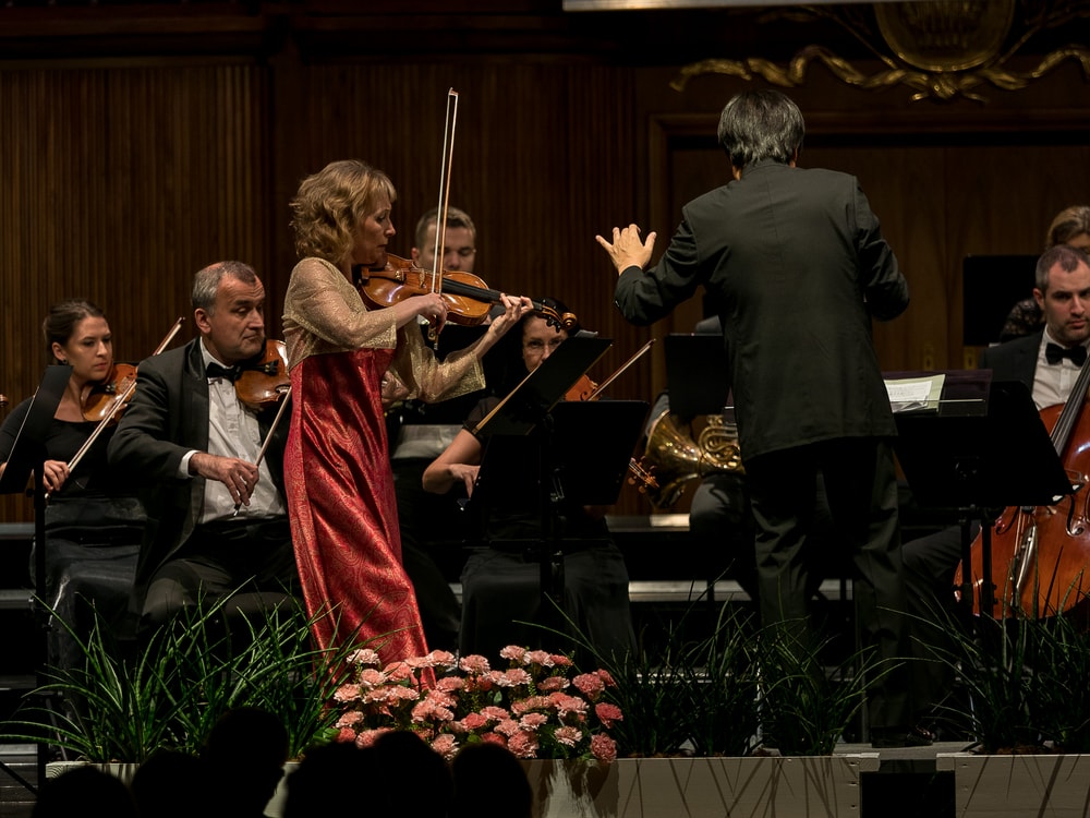 Solistin in rotem Kleid beim Geigespielen bei Konzert im Rahmen des Wörthersee Classics Festivals