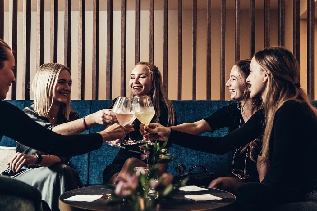 Mädelsrunde stößt mit COcktails an im Hotel Dermuth in Klagenfurt 