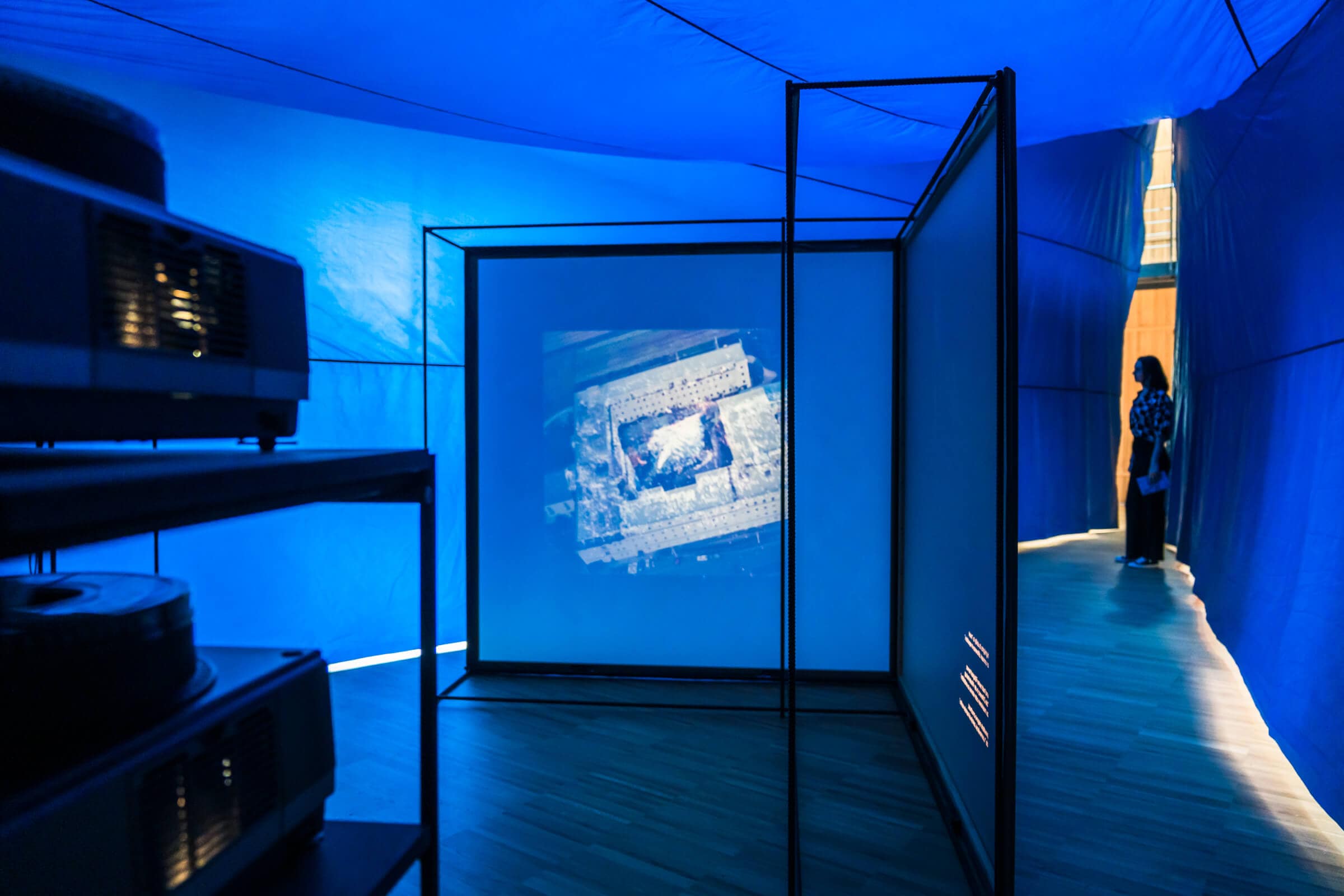 Videoprojektion bei Domenig: DIMENSIONAL Ausstellung in Klagenfurt