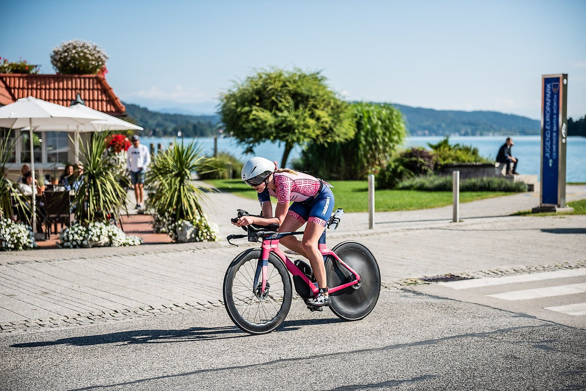 IRONMAN Teilnehmerin auf Radstrecke beim IRONMAN in Klagenfurt