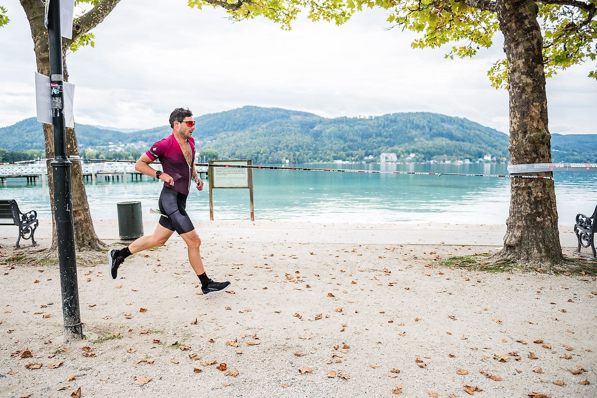 Ironman Teilnehmer beim Laufen im Rahmen der IRONMAN Klagenfurt Veranstaltung 