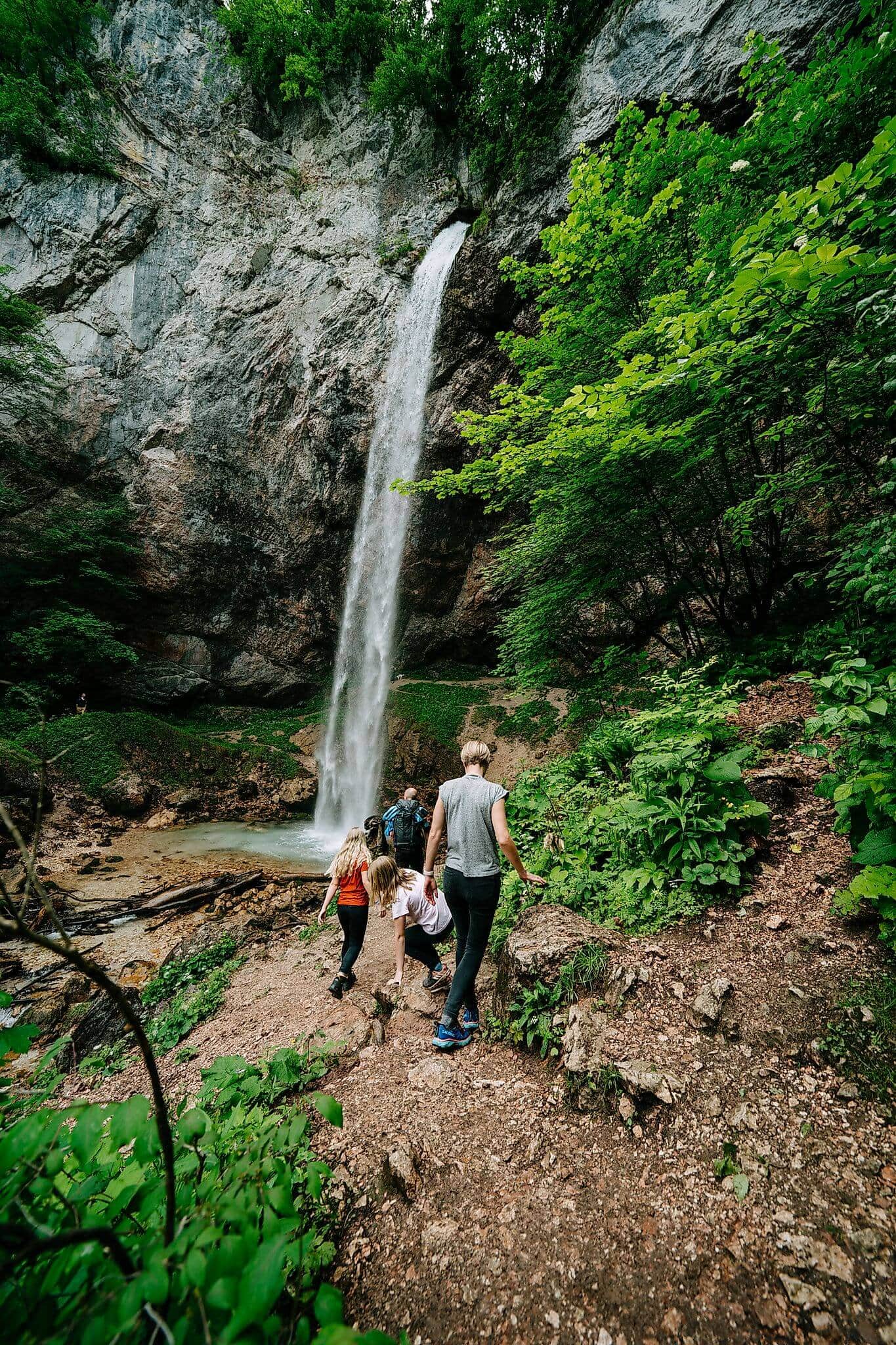 Ausflugsgruppe bei Wanderung zum Wildensteiner Wasserfall
