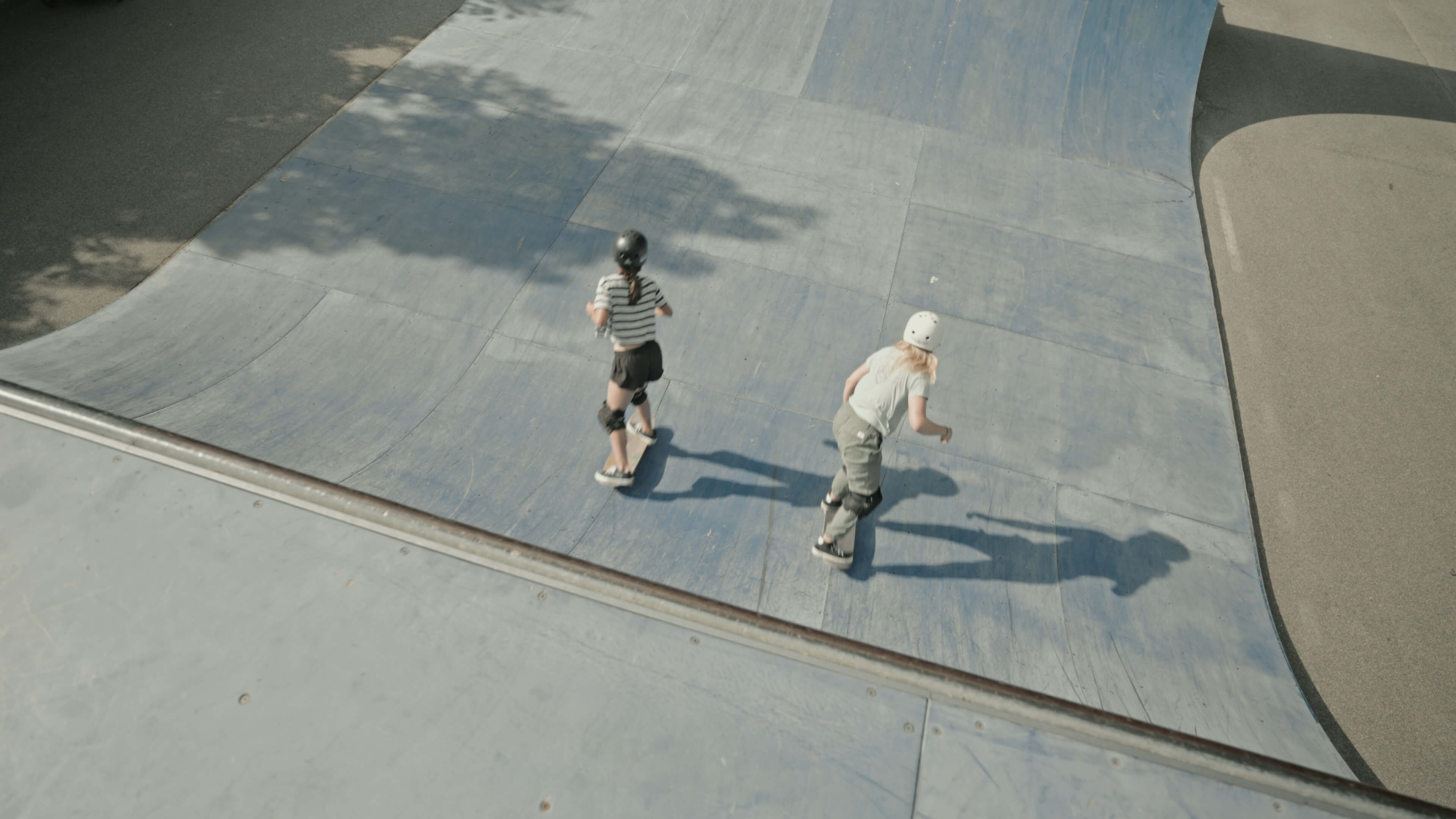 Skaterinnen beim Skaten im Europapark in Klagenfurt 