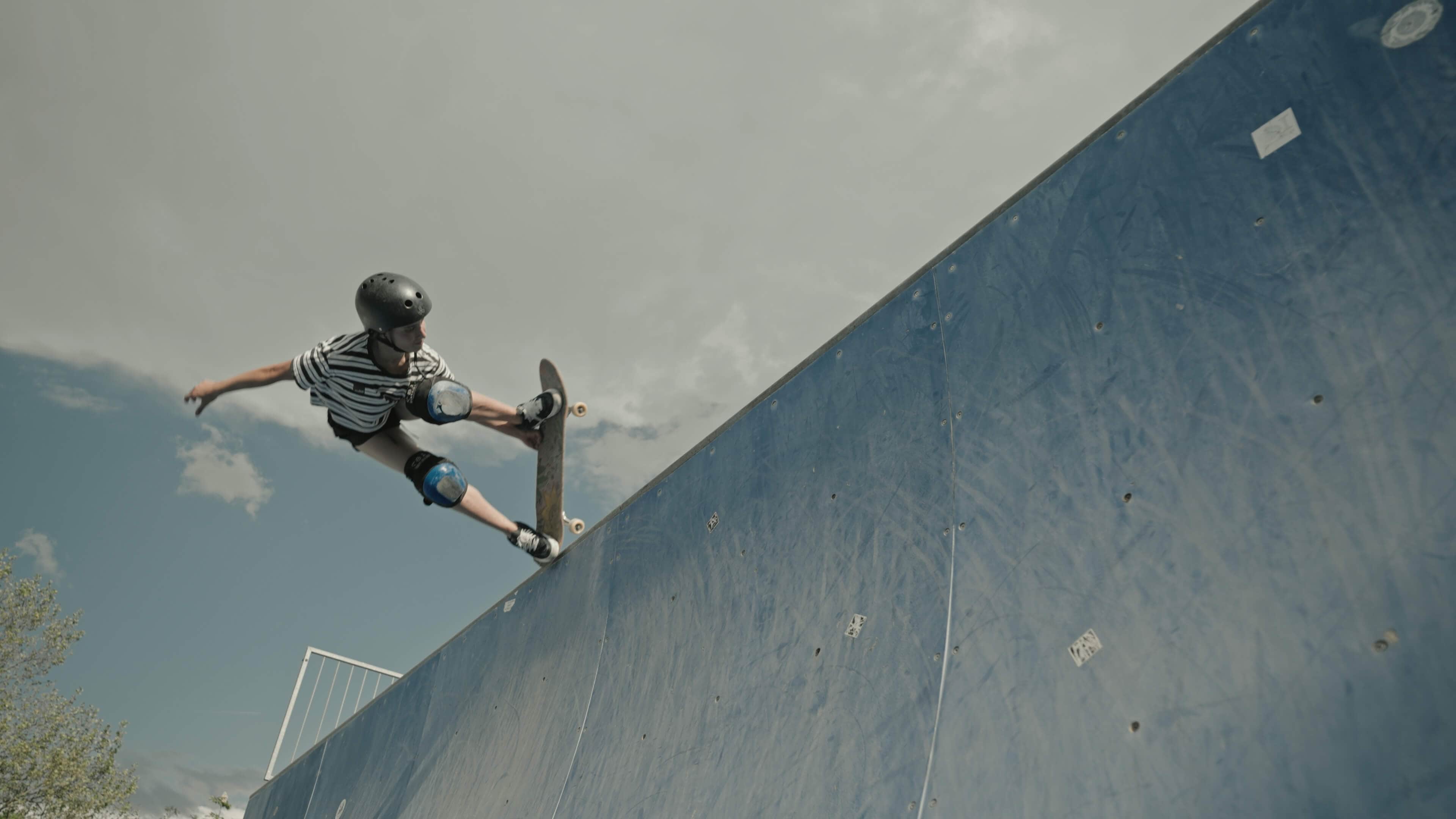 Skater mit schwarzem Helm beim Skaten im Europapark in Klagenfurt 