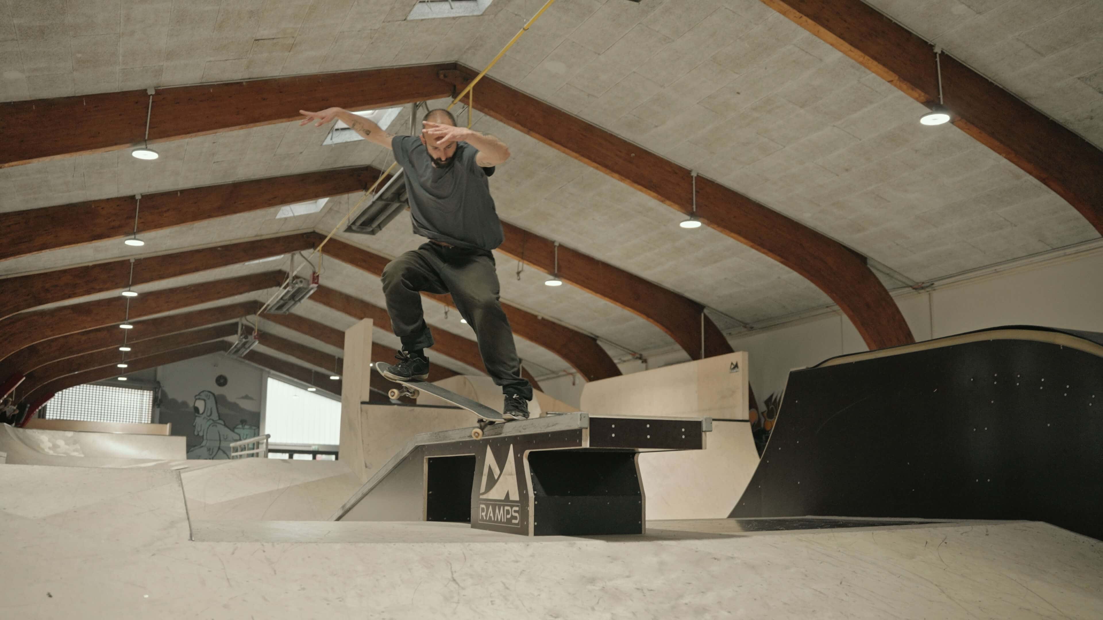 Skater macht Trick mit Skateboard in der Megapoint Skatehalle in Klagenfurt