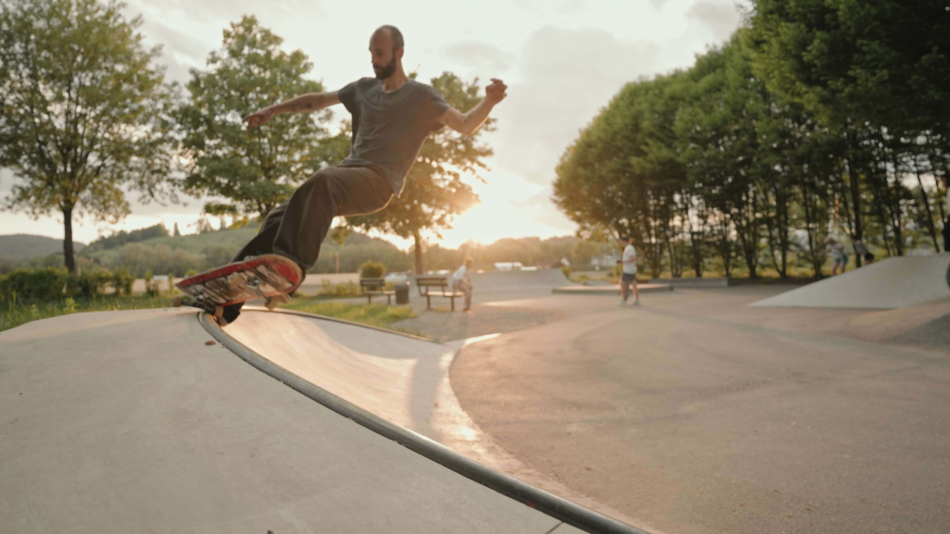 Skater beim Skaten im Skatepark Feschnig