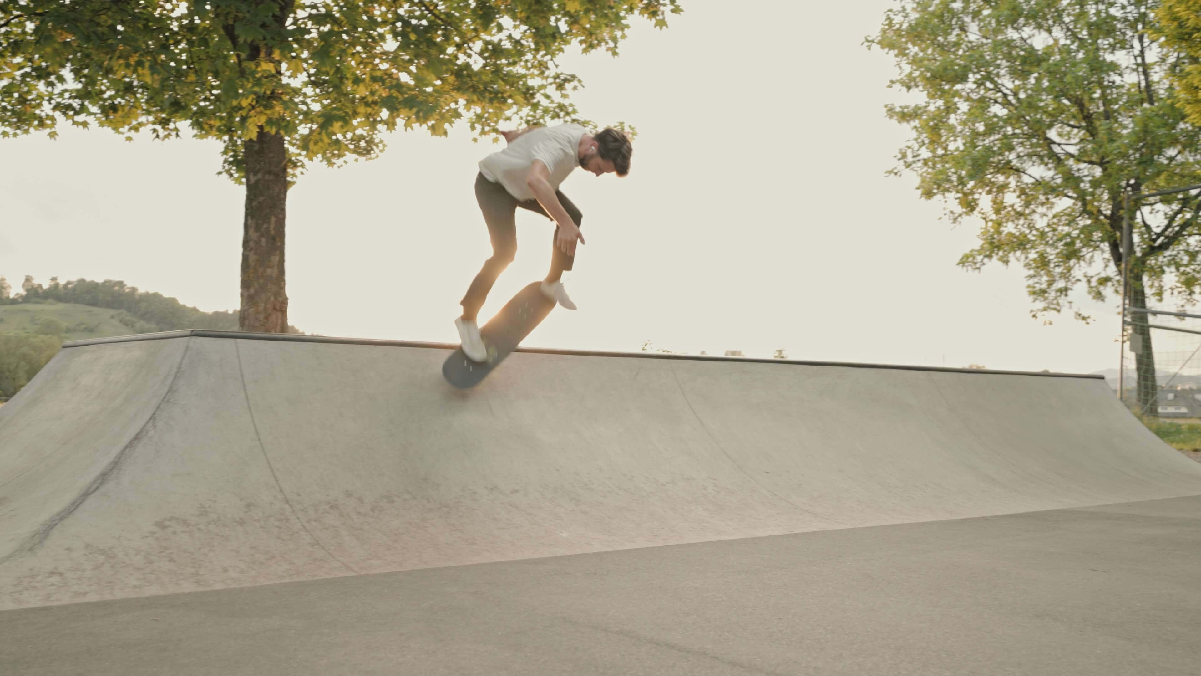 Skater beim Skaten am frühen Abend im Skatepark Feschnig