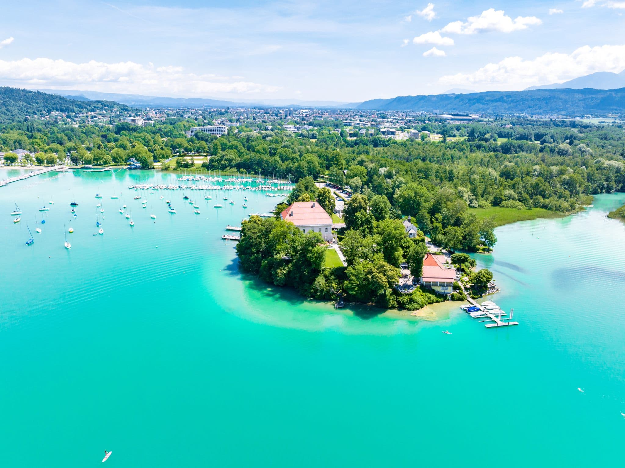 Blick auf Schloss Maria Loretto in Klagenfurt 