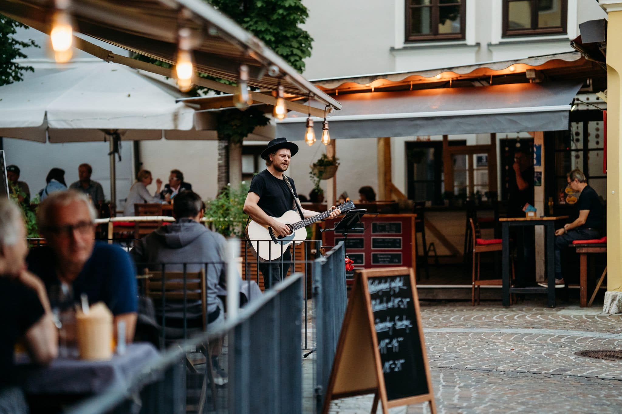 Musiker spielt im Gastgarten vom Zum heiligen Josef in Klagenfurt