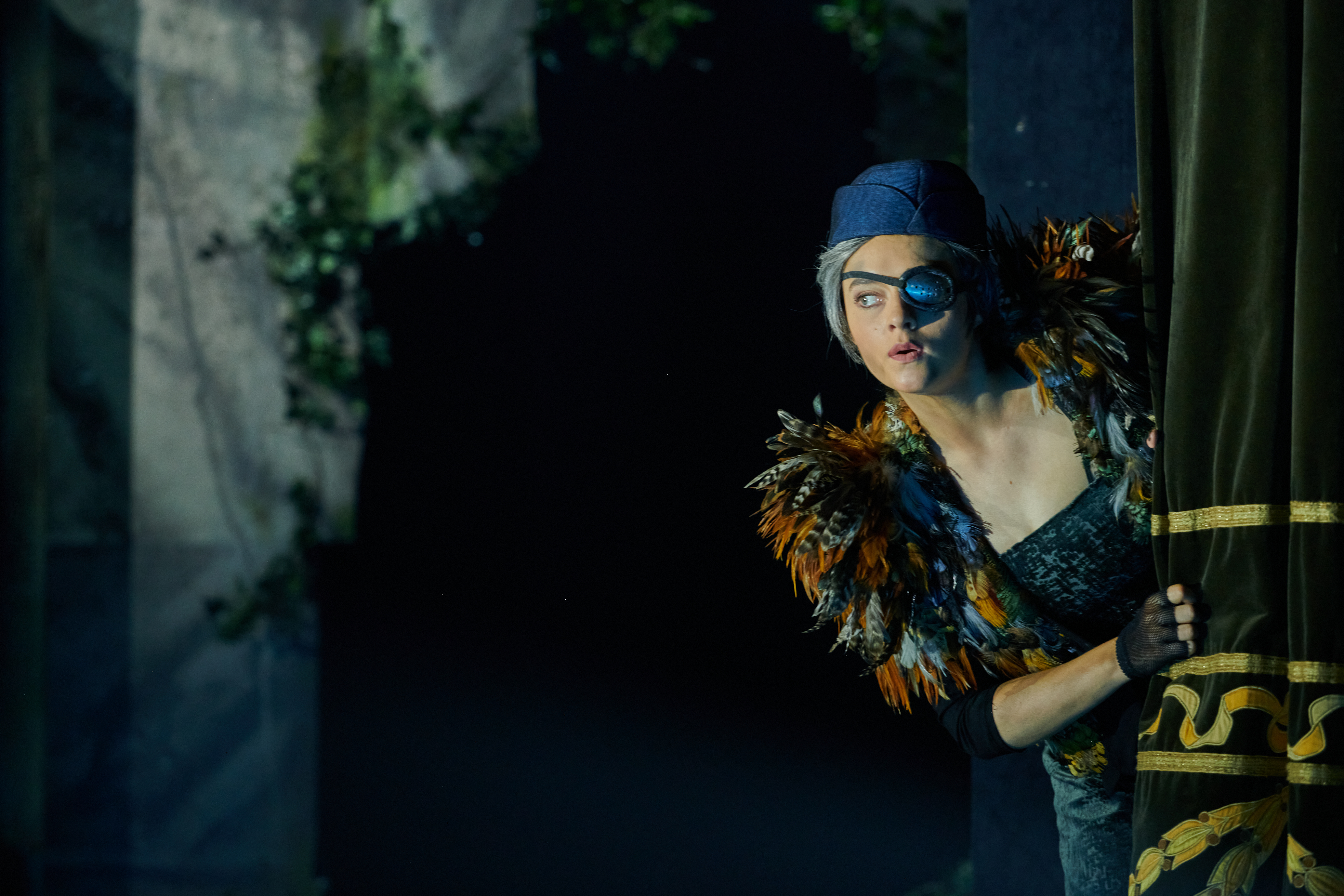 Junge Dame als Proganistin im Stadttheater Klagenfurt
