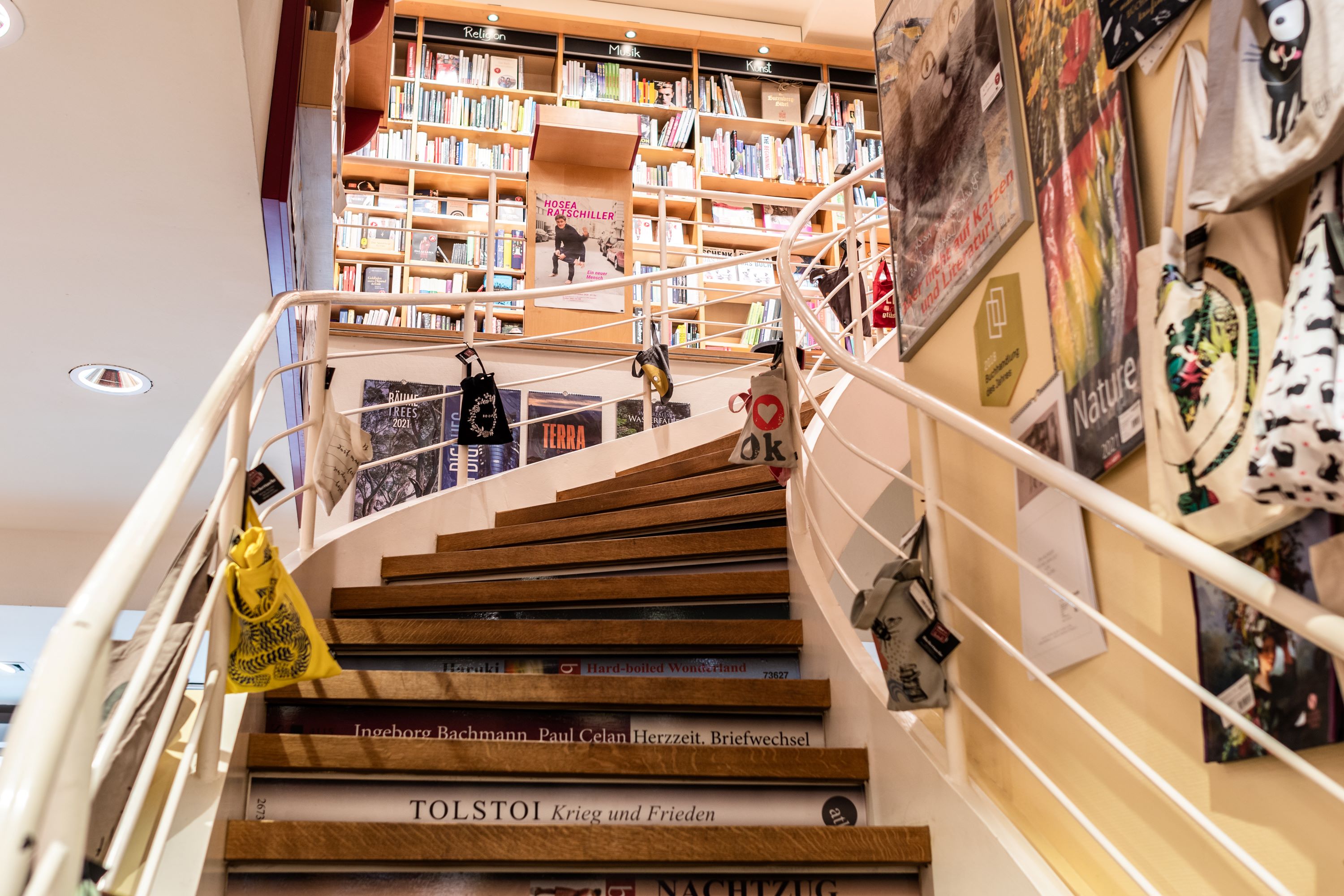 Die gewundene Treppe, die in der Buchhandlung Heyn in Klagenfurt in den oberen Stock führt