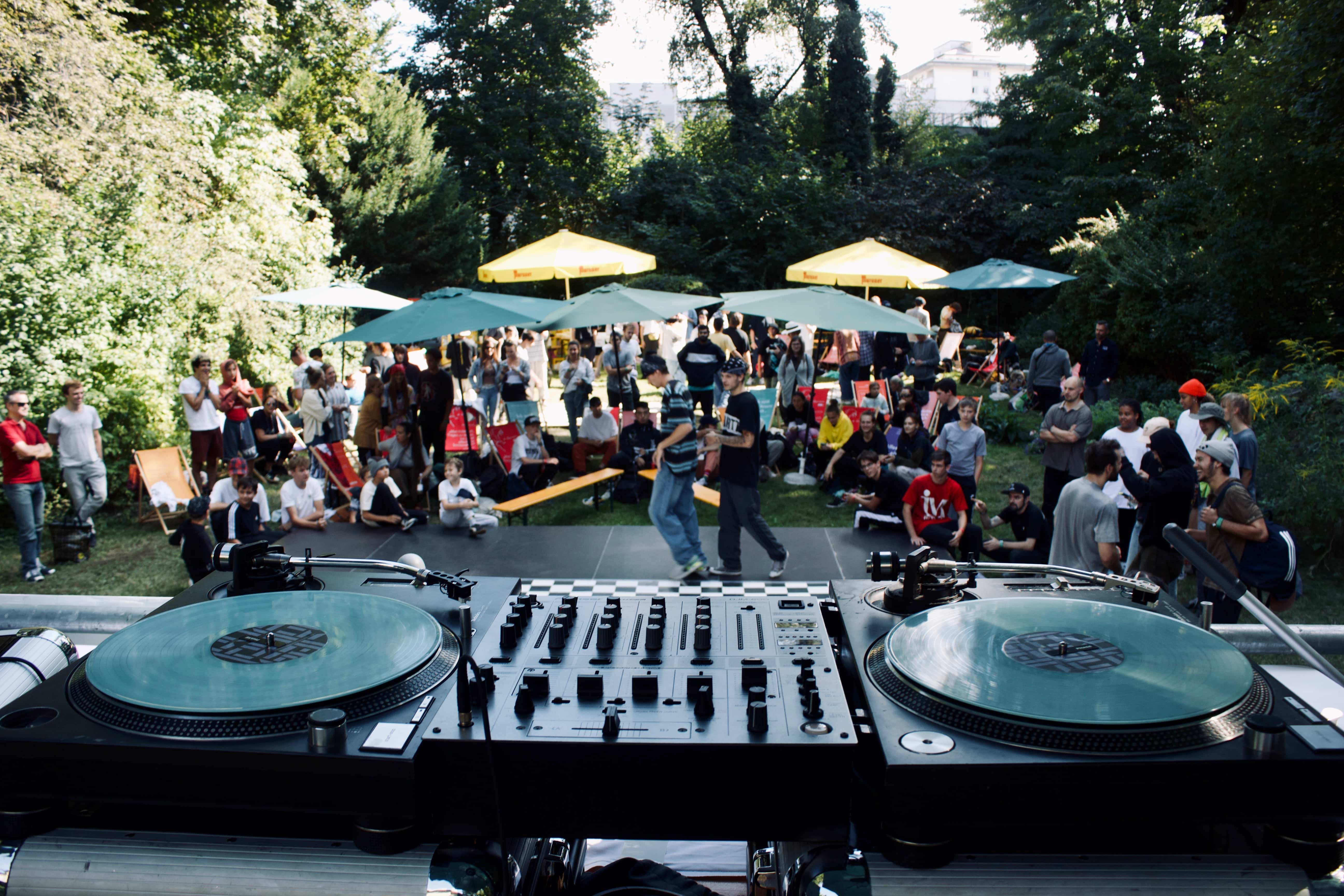 Vom DJ-Pult in die tanzende Menschenmenge fotografiert, Spaß beim Fest von Urban Playground