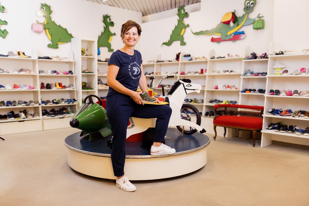 Christine Pasterk - langjährige Mitarbeiterin bei Schuhhaus Neuner in der Kinderschuhabteilung des Geschäfts 