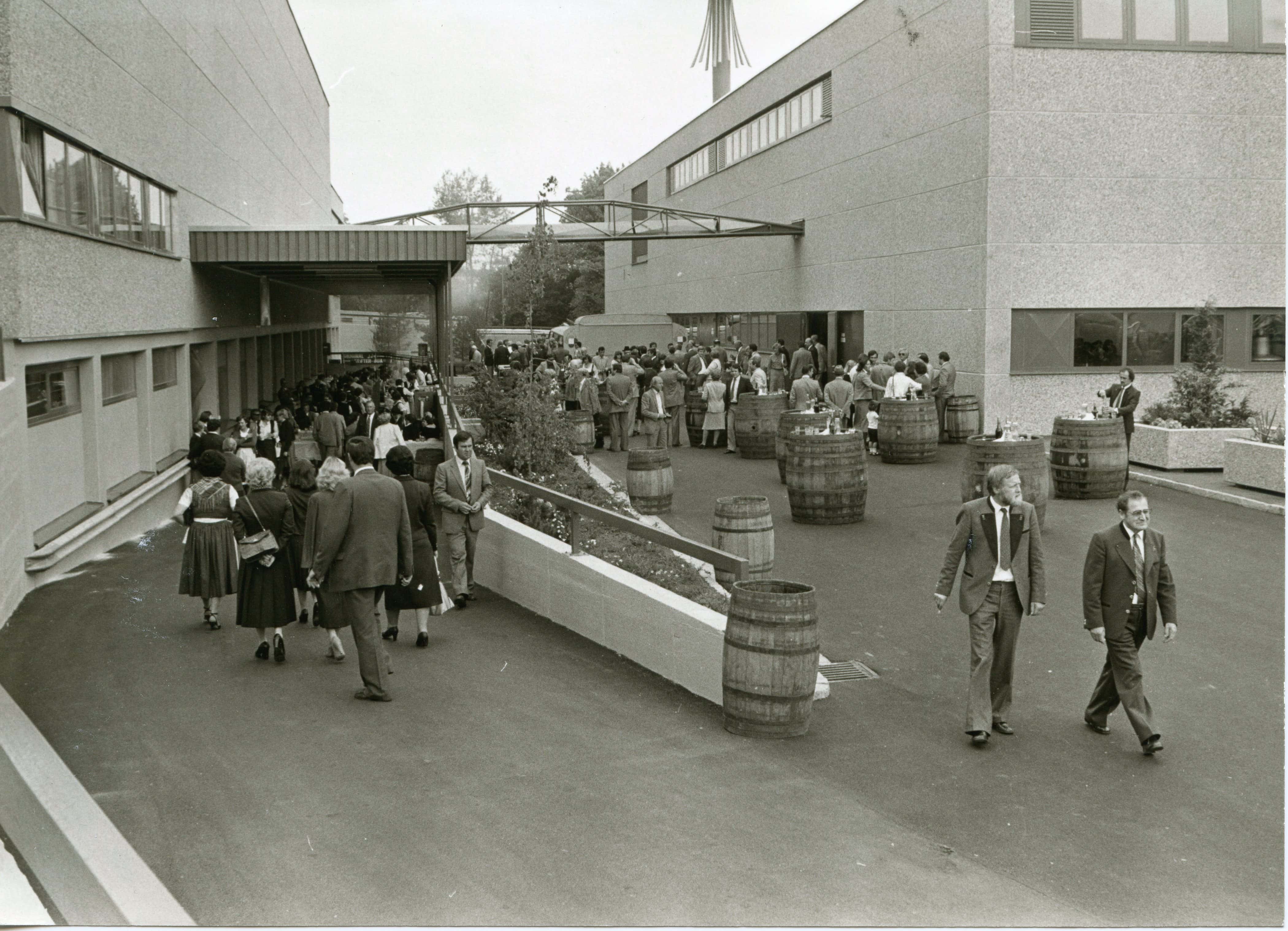 1980 Stroh neue Fabriksanlage - die Mitarbeiter und Mitarbeiterinnen gehen in das Gebäude des Traditionsbetriebs in Klagenfurt (schwarz/weiß Foto)