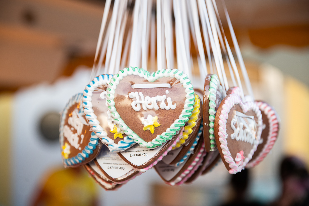 Lebkuchenherzen mit Zuckerschrift am Ursulamarkt, dem ältesten Krämermarkt des Landes in Klagenfurt im Oktober