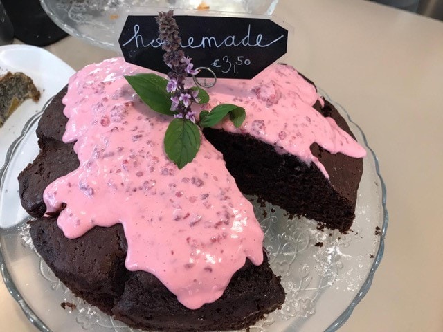 Hausgemachte leckere Schokoladentorte mit rosa Glasur im Café Como 