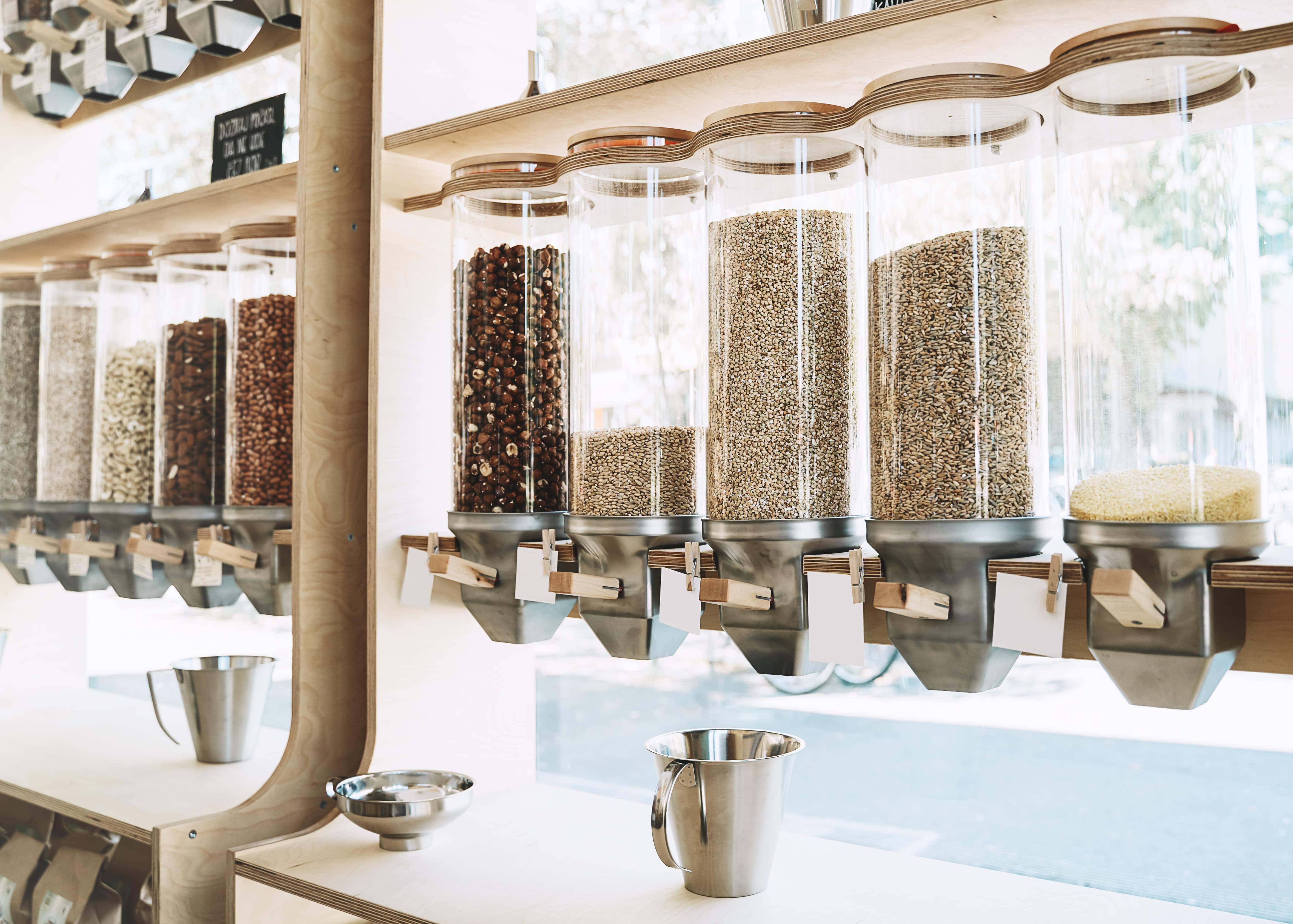 Glasbehälter gefüllt mit Reis, Linsen, Mehl und anderen trockenen Lebensmitteln zum selbst abfüllen - möglich im Unverpacktladen Kleine Freiheit in Klagenfurt