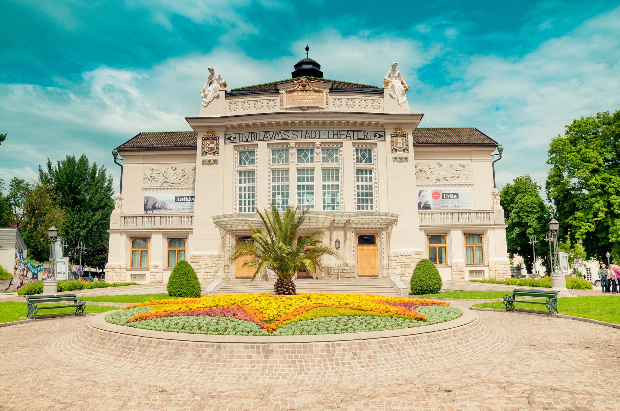 Stadttheater Klagenfurt bei strahlend blauem Himmel im Herbst.