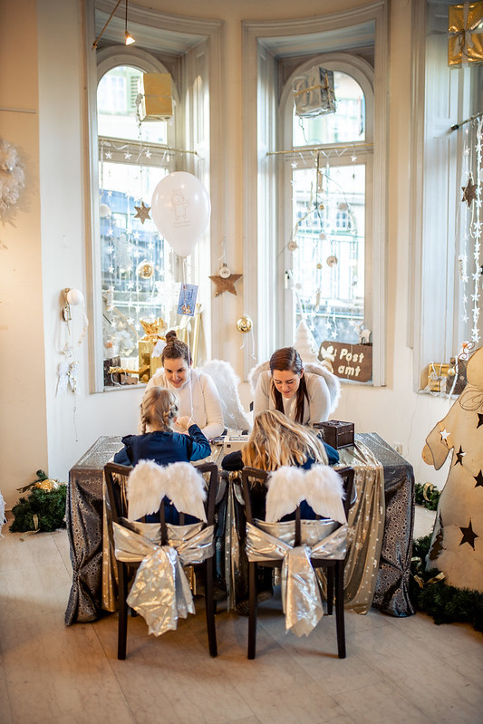 Weihnachtsengerl bei der Arbeit mit Kindern in Velden am Wörthersee