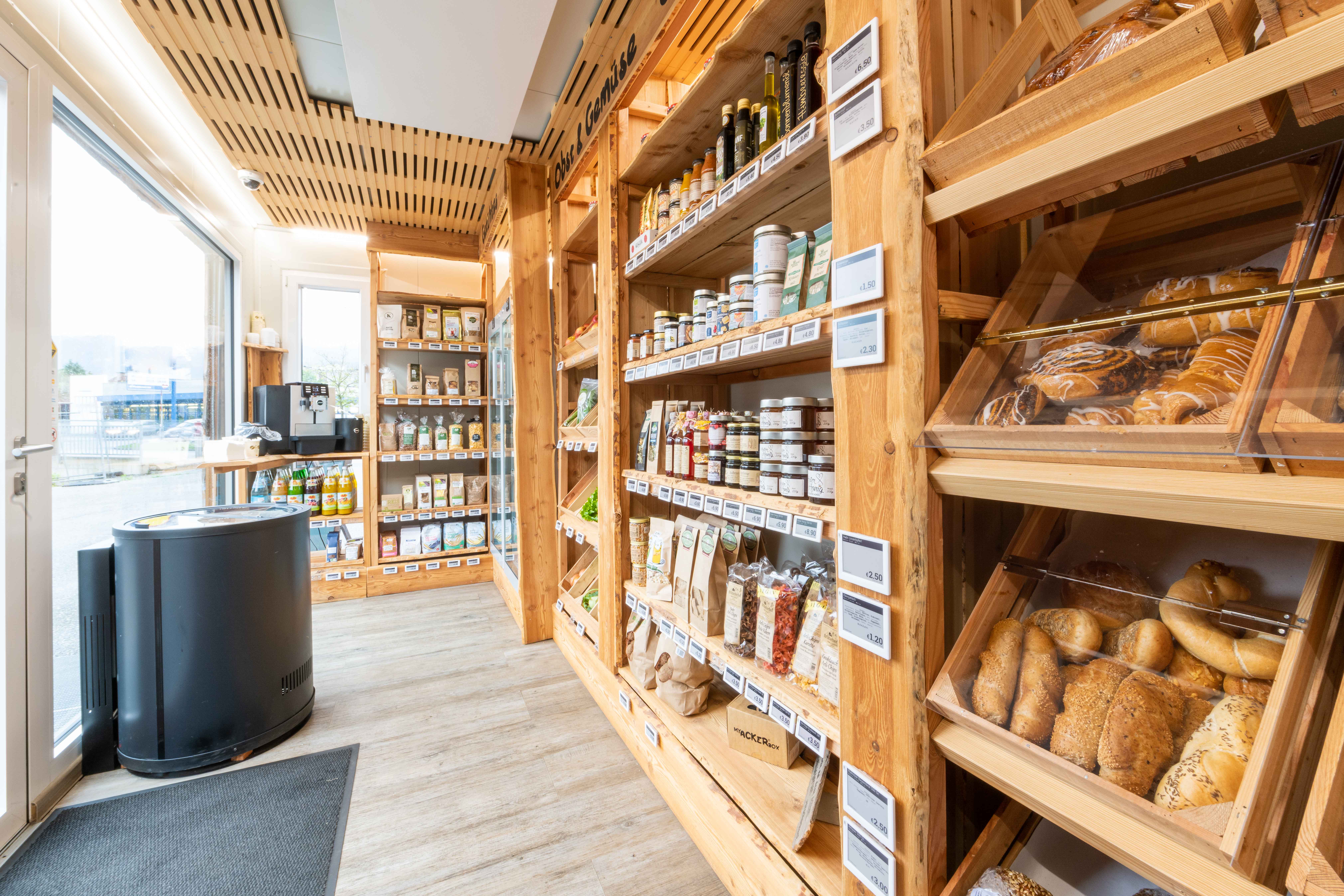 Ackerbox in Klagenfurt mit regionalen Lebensmitteln, Gebäck, Brot und weiteren Lebensmitteln angeliefert von regionalen bäuerlichen Betrieben 