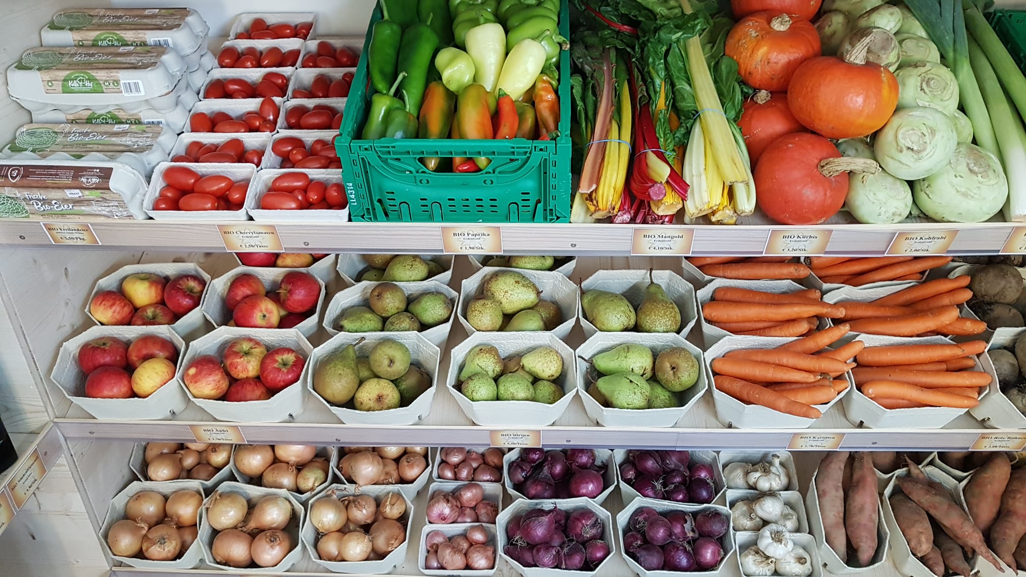 Ein Regal mit regionalen Bio-Lebensmittel, die 24h lang täglich im Selbstbedienungs-Minimarkt von Erdengold in der Kohldorfer Straße in Klagenfurt gekauft werden können