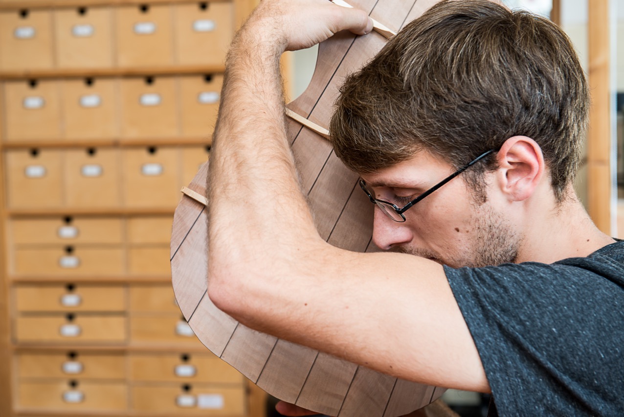 Geigenbauer Florian Brandstätter beim Überprüfen seines Handwerk-Stücks