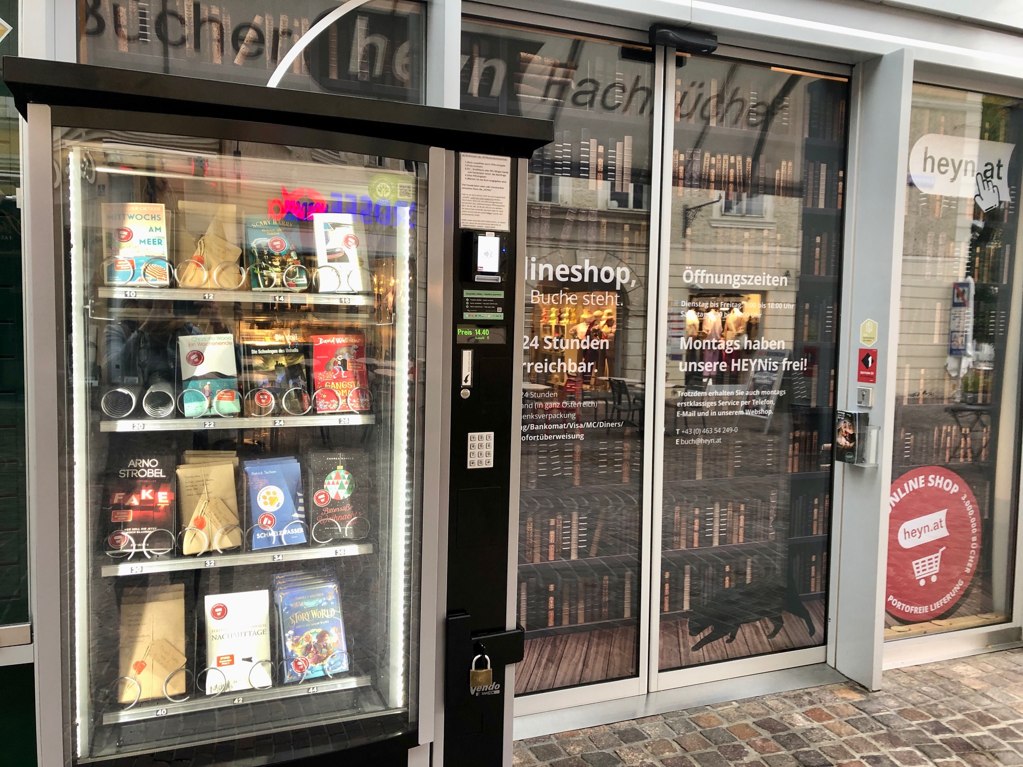 24 Stunden 7 Tage die Woche ist der Bücherautomat der Buchhandlung Heyn in der Klagenfurter Kramergasse geöffnet