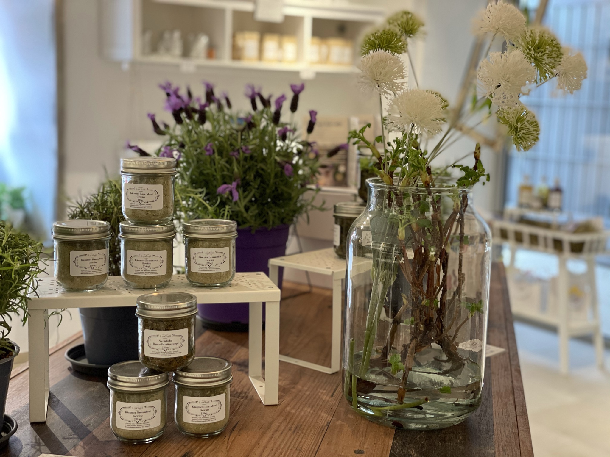 Verkaufsraum des Landladl in der Paradeisergasse mit Naturkosmetik und Blumendekoration