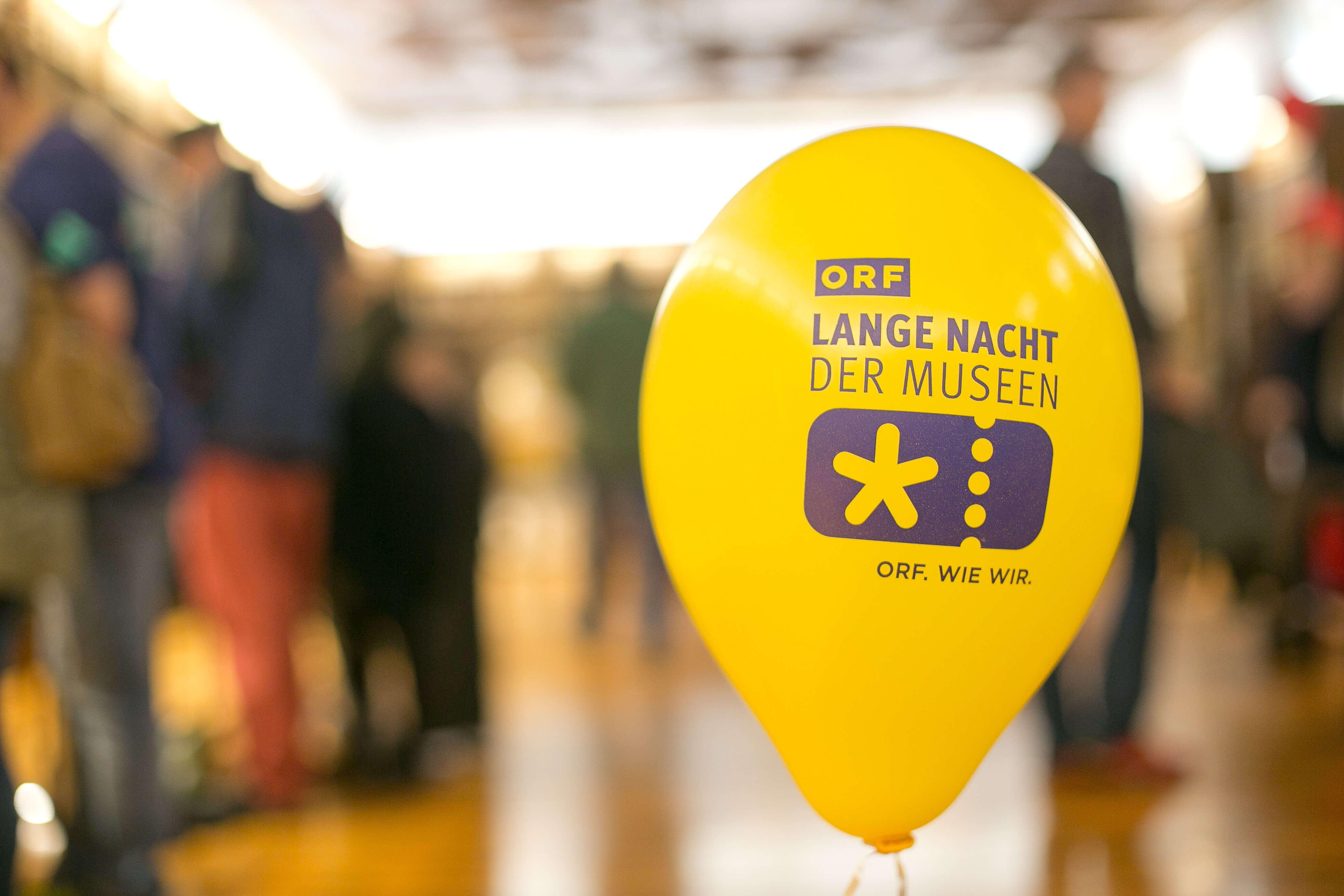 gelber Luftballon mit violetter Schrift "ORF Lange Nacht der Museen"