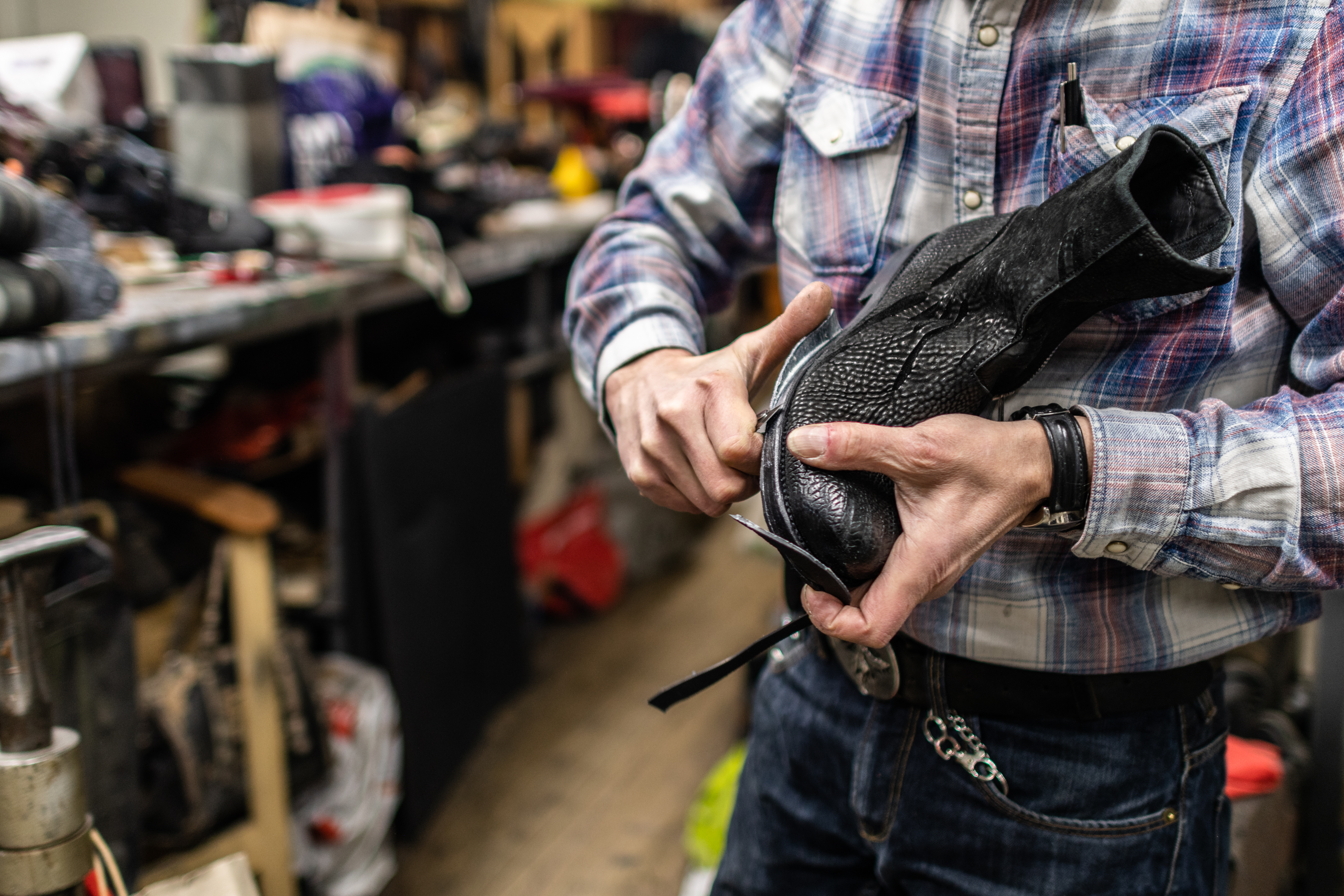 Schuhmacher Franz Kollmann bei Bearbeiten eines Herrenstiefels. Er fertigt auch Maßschuhe an