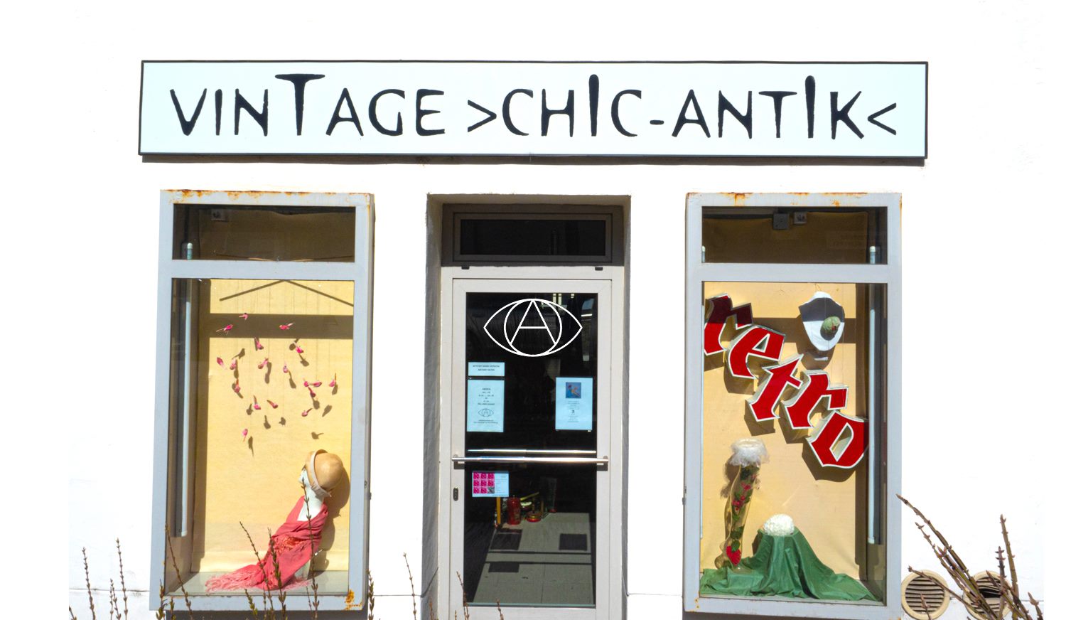 Eingang und Auslage des Vintage Chic Antik Vintage Shops in Klagenfurt am Wörthersee