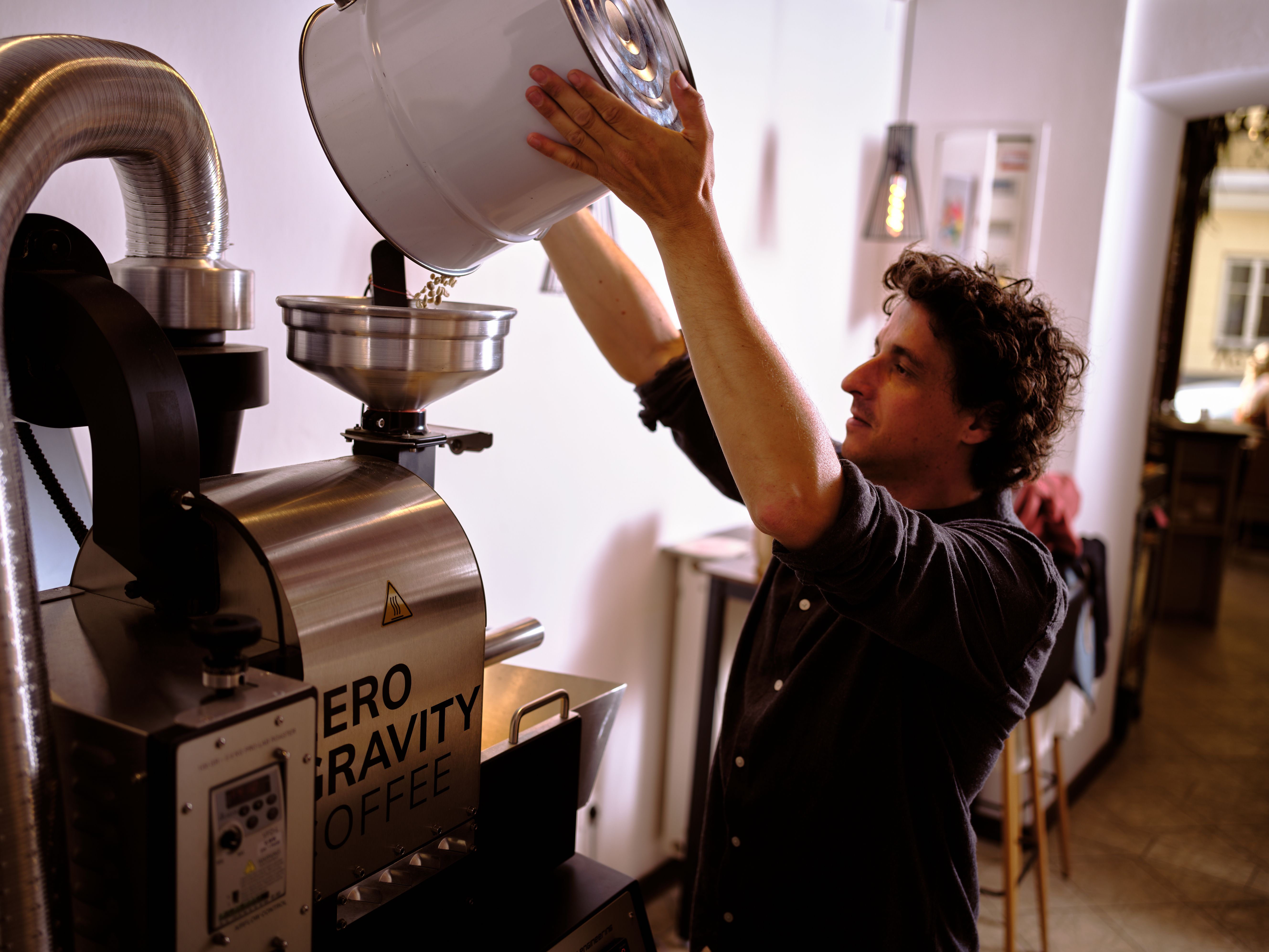 Markus Ogris bereitet Kaffee für Röstung vor bei Zero Gravity Coffee & Cocoa in Klagenfurt