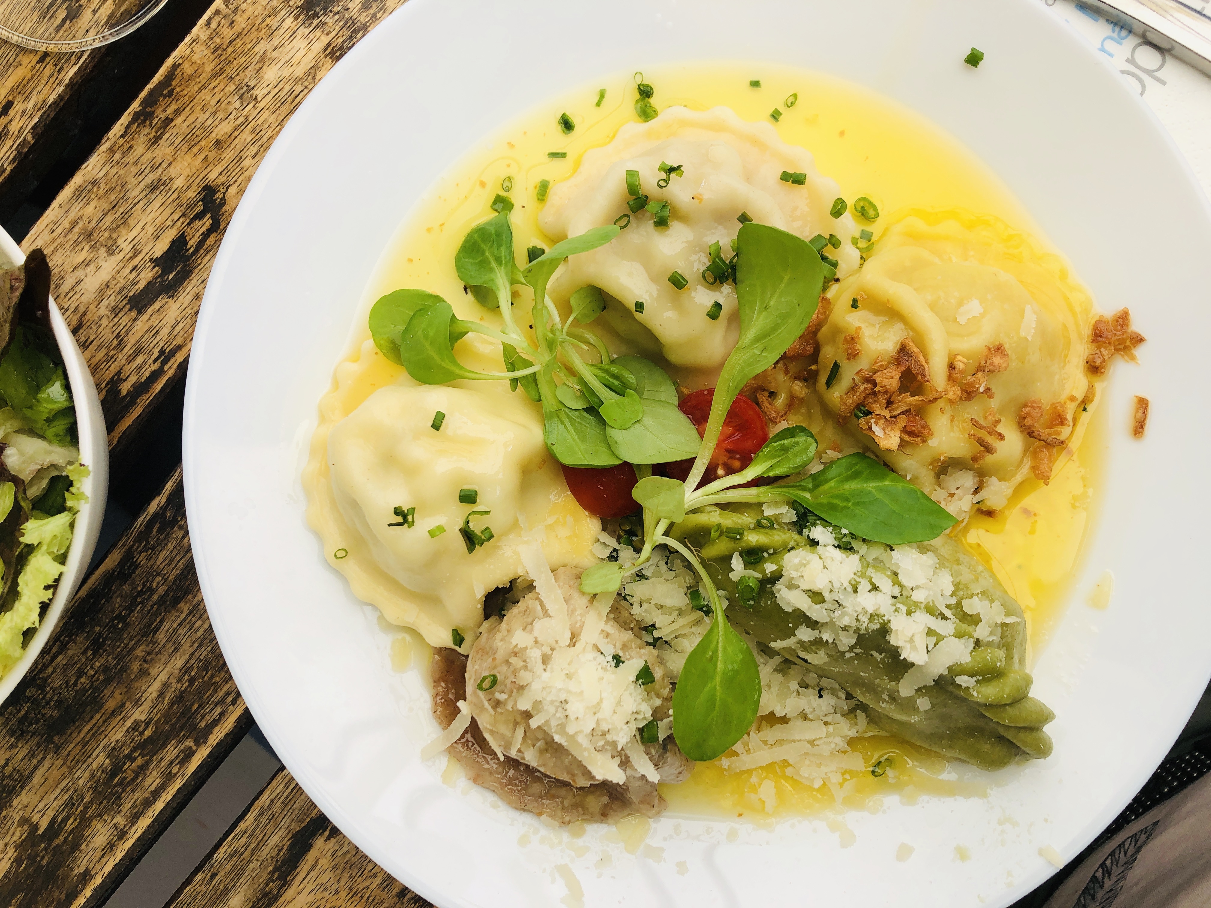 Kärntner Kasnudeln mit Zwiebelrösi und Salat Garnitur