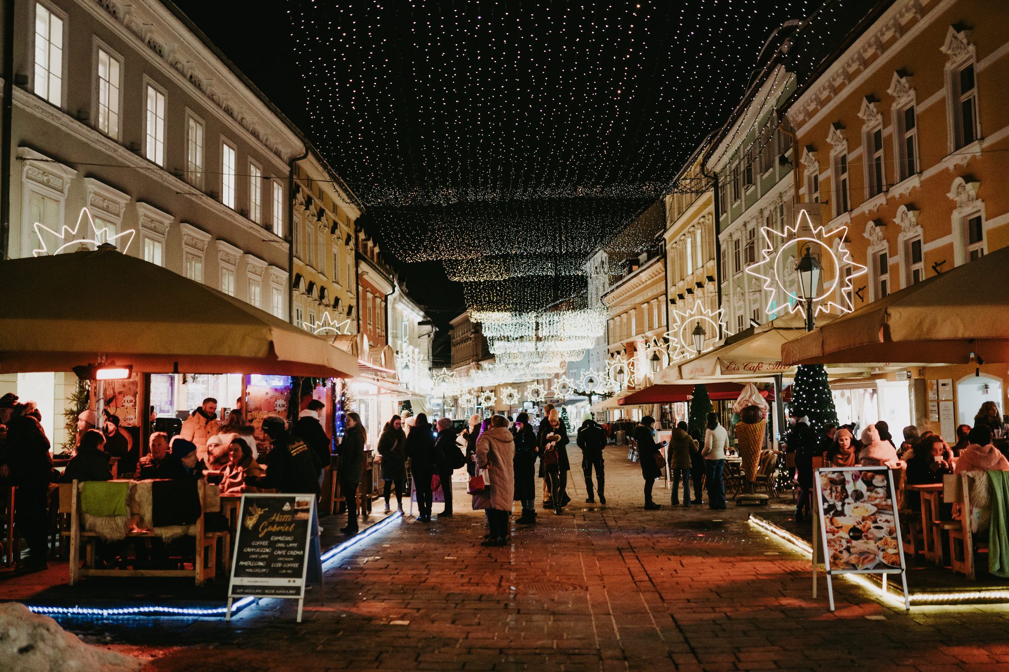 Weihnachtslichter Dekoration bei Nacht am Christkindlmarkt am Neuen Platz in Klagenfurt