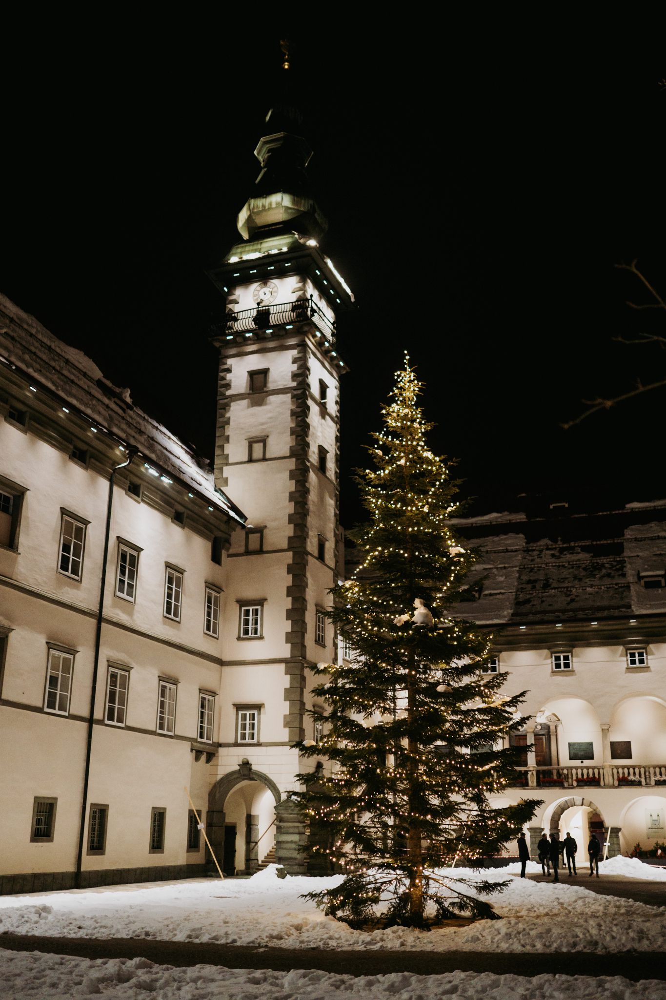 Beleuchteter Christbaum am Christkindlmarkt am Neuen Platz in Klagenfurt