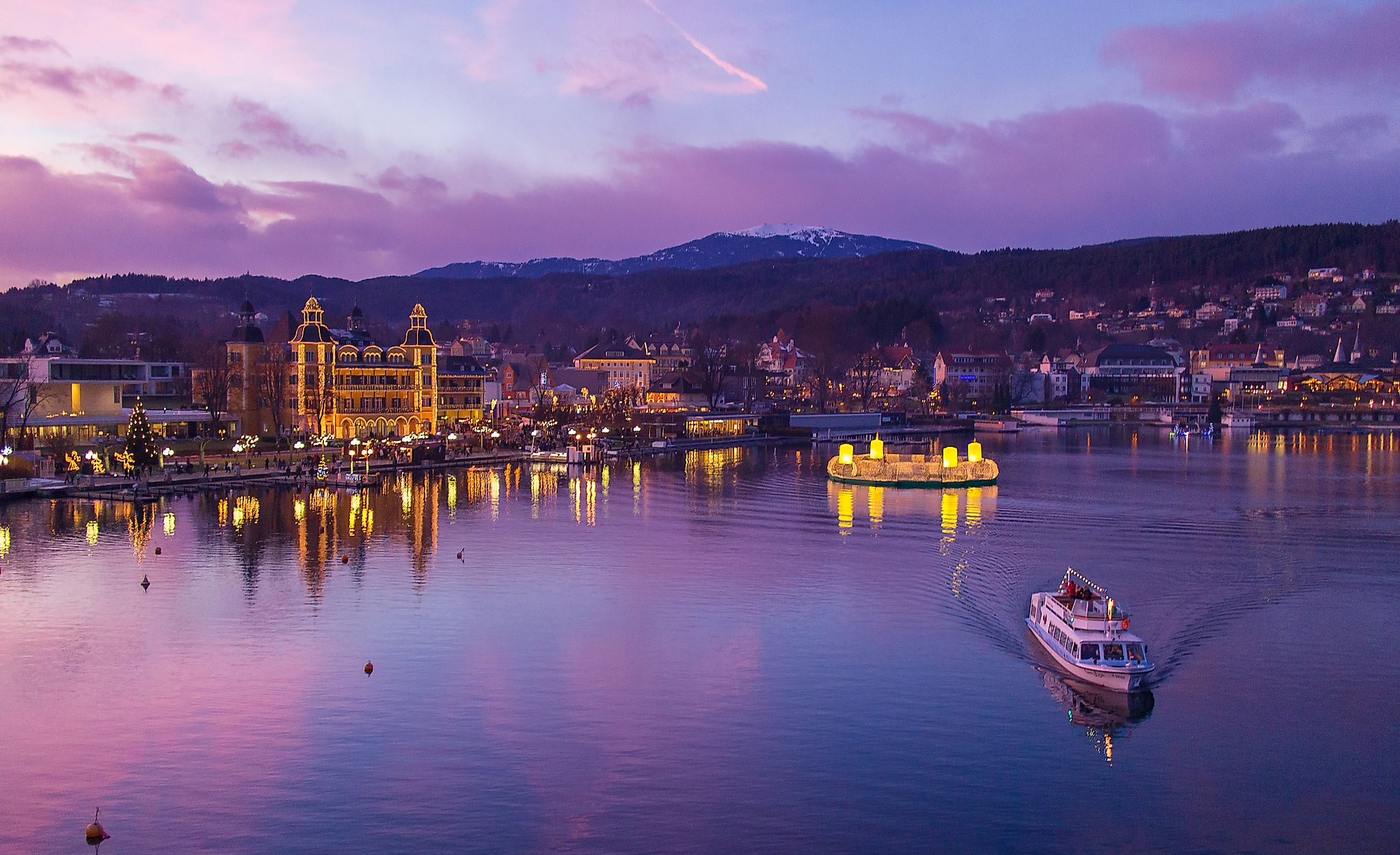 Wörthersee bei Nacht mit dem schwimmenden Adventkranz 