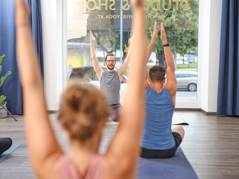 Yoga-Lehrer und Yogis bei der Yogapraxis im Yogastudio Heartfire Yoga in Klagenfurt