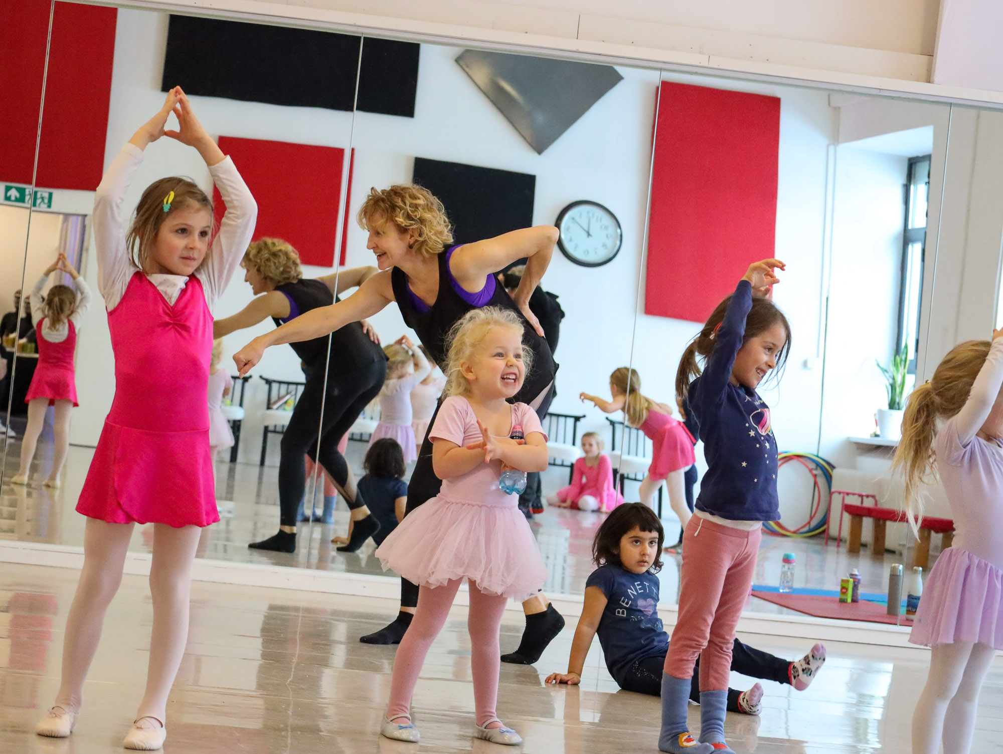 Kleine Mädchen beim Ballett-Training bei Dancepoint mit Trainerin vorm Spiegel