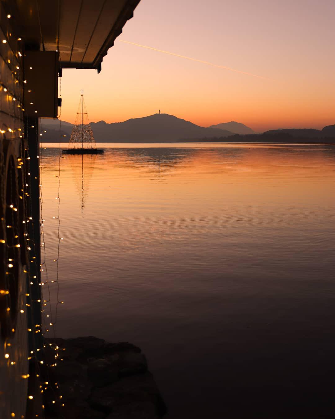 Wörthersee-Ostbucht am frühen Abend mit Weihnachtsbeleuchtung