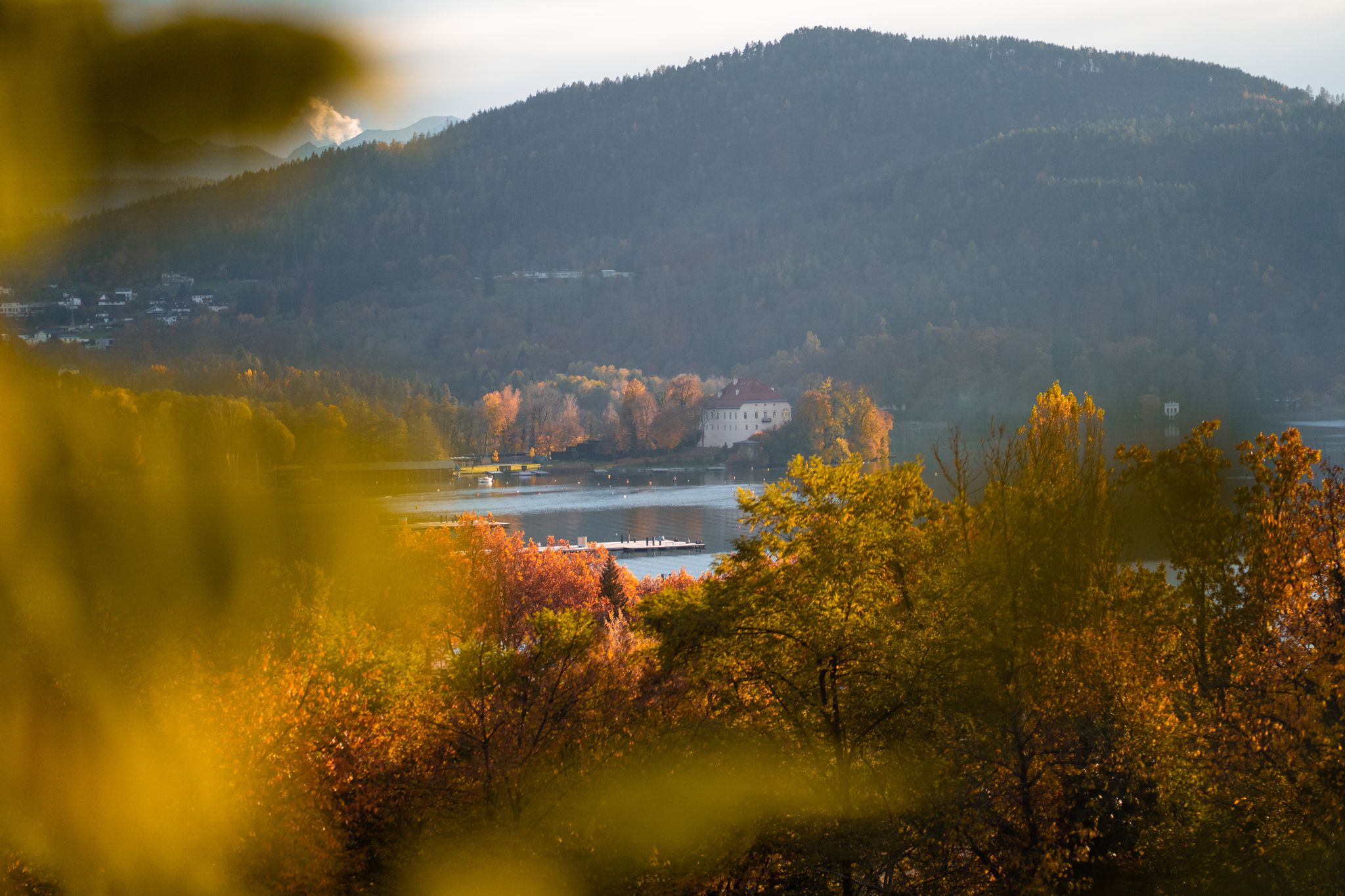 Ausblick auf Wörthersee von der Zillhöhe aus im Herbst 
