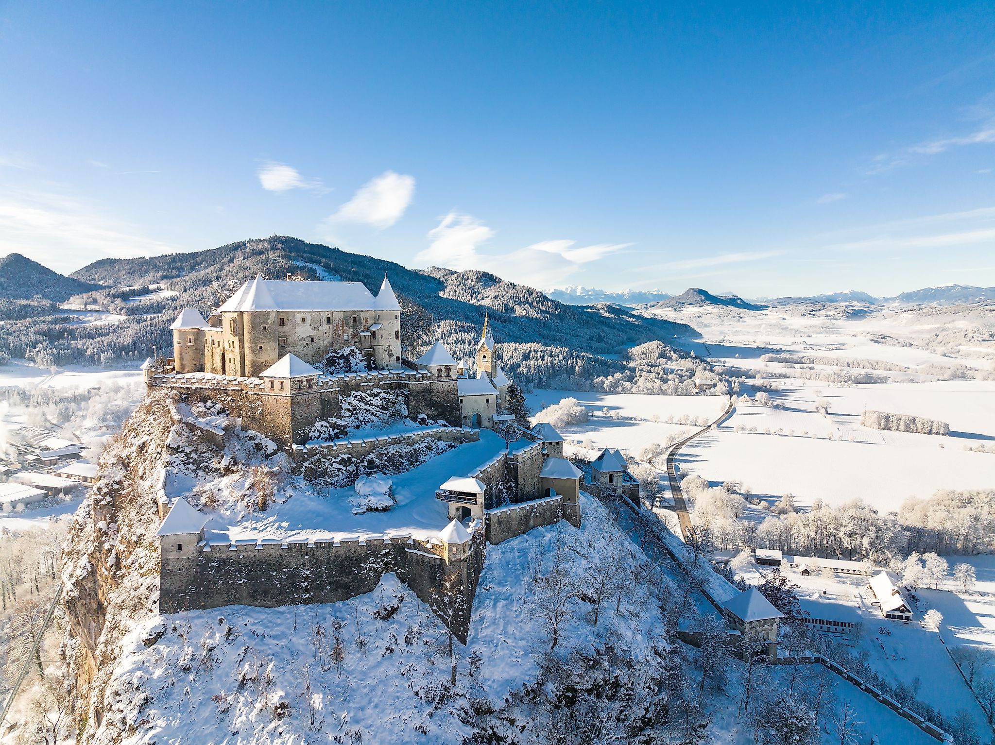 verschneite Burg Hochosterwitz in Kärnten