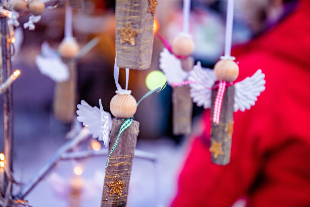 Weihnachtsdekoration Weihnachtsengel aus Holz mit weißen Flügeln