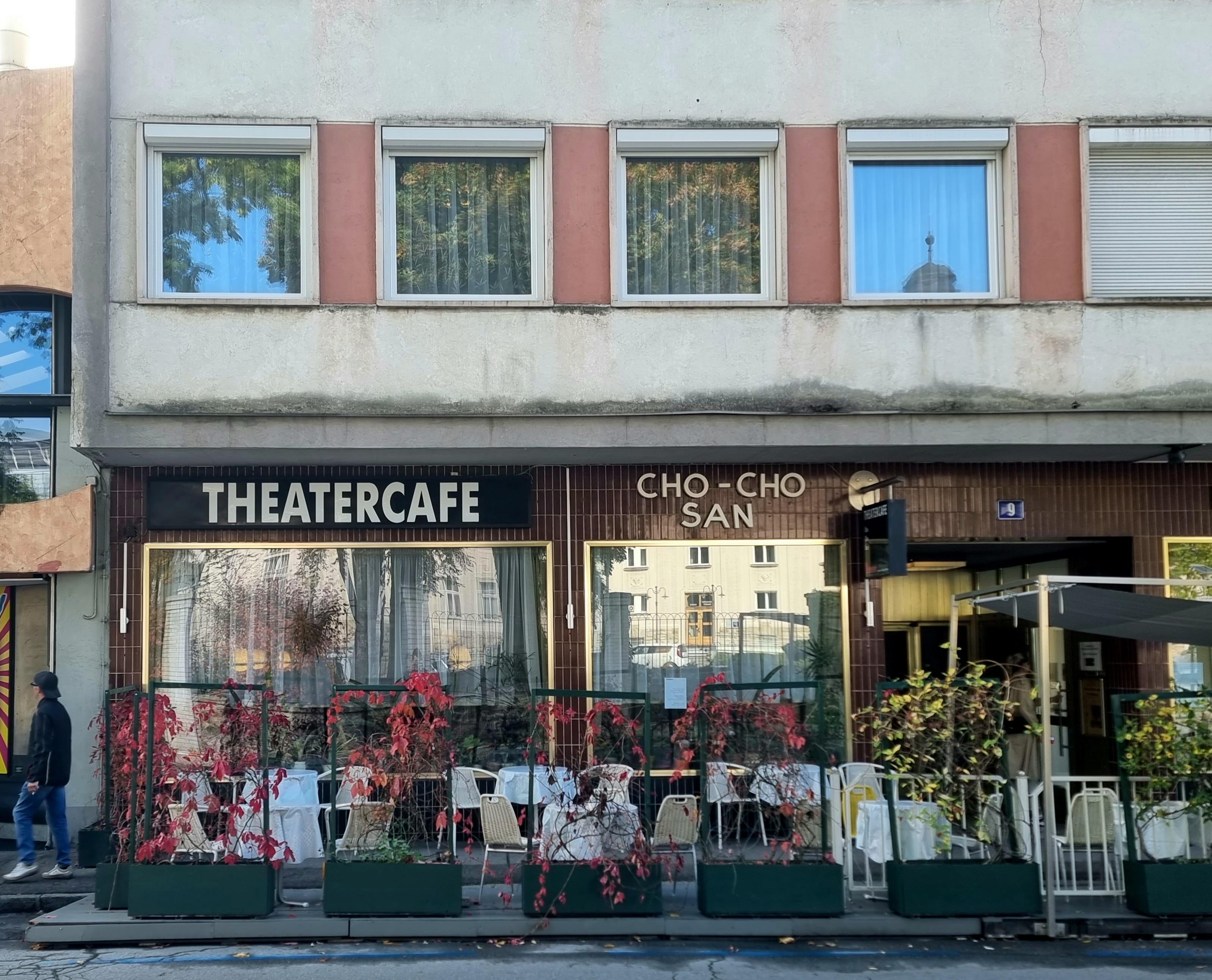 Eine Außenaufnahme des Theatercafe Cho-Cho-San, einer Kaffeehaus-Institution in Klagenfurt und ein guter Rückzugsort für Lesestunden im Cafe