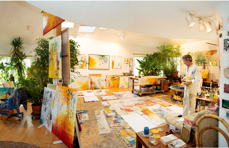 Klaus Brandner bei der Arbeit an seinen farbintensiven Bildern in seinem Atelier in Wölfnitz im Norden Klagenfurt